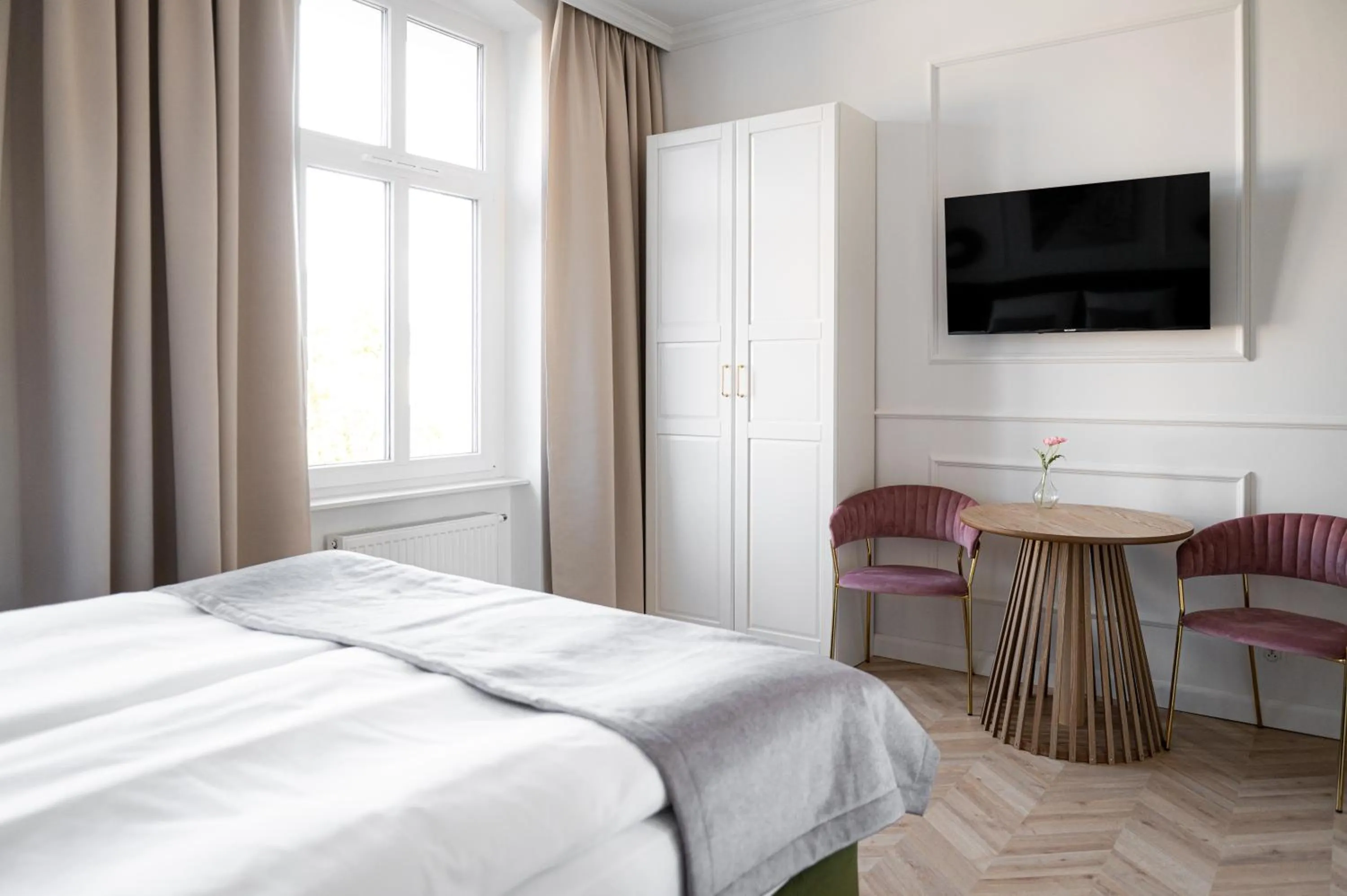 Property building, Bed in Stara Drukarnia Aparthotel