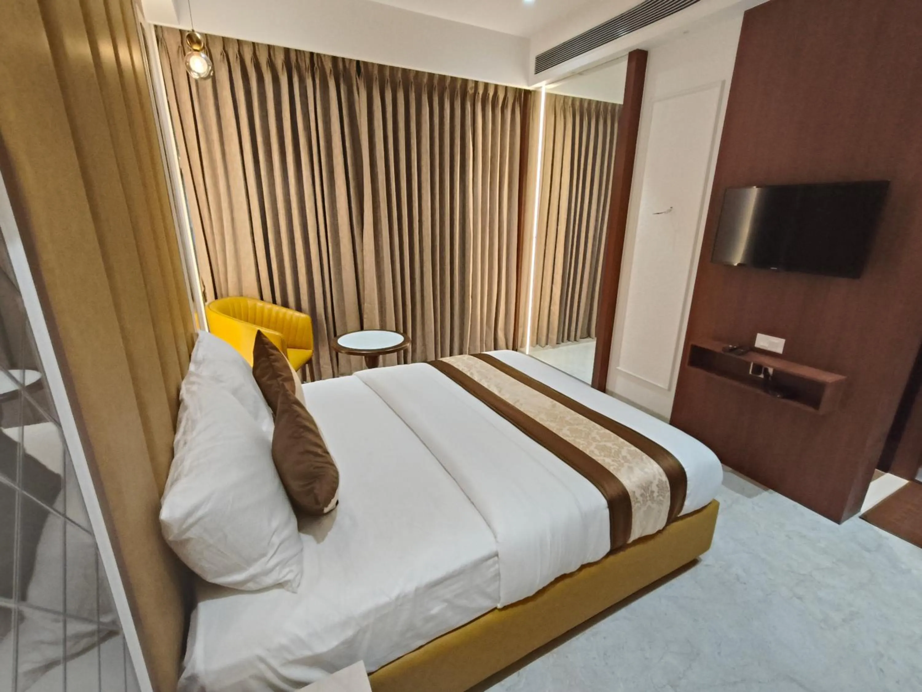 Bedroom, Bed in Hotel Sonesta Suites - Thane