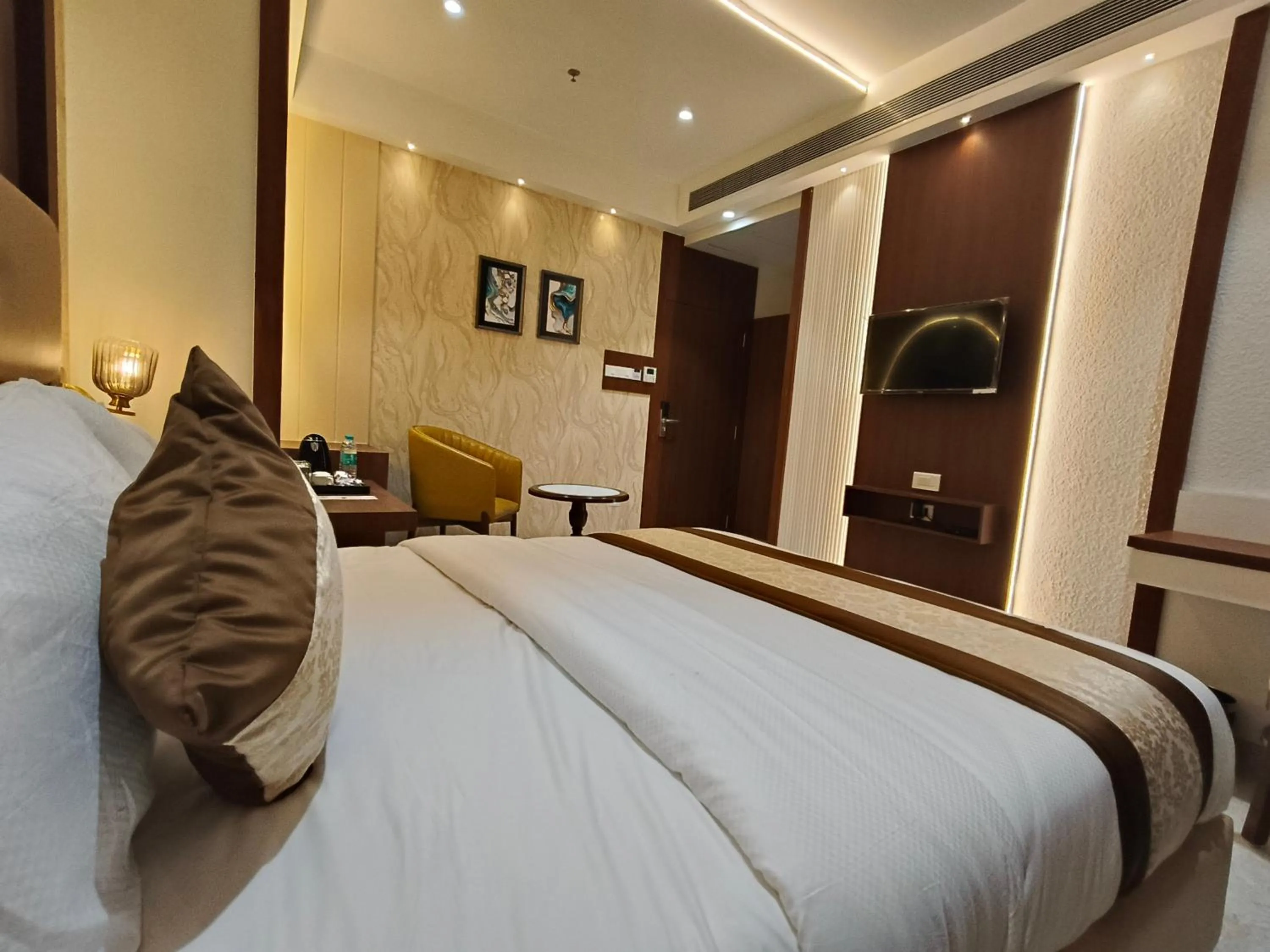 Bedroom, Bed in Hotel Sonesta Suites - Thane