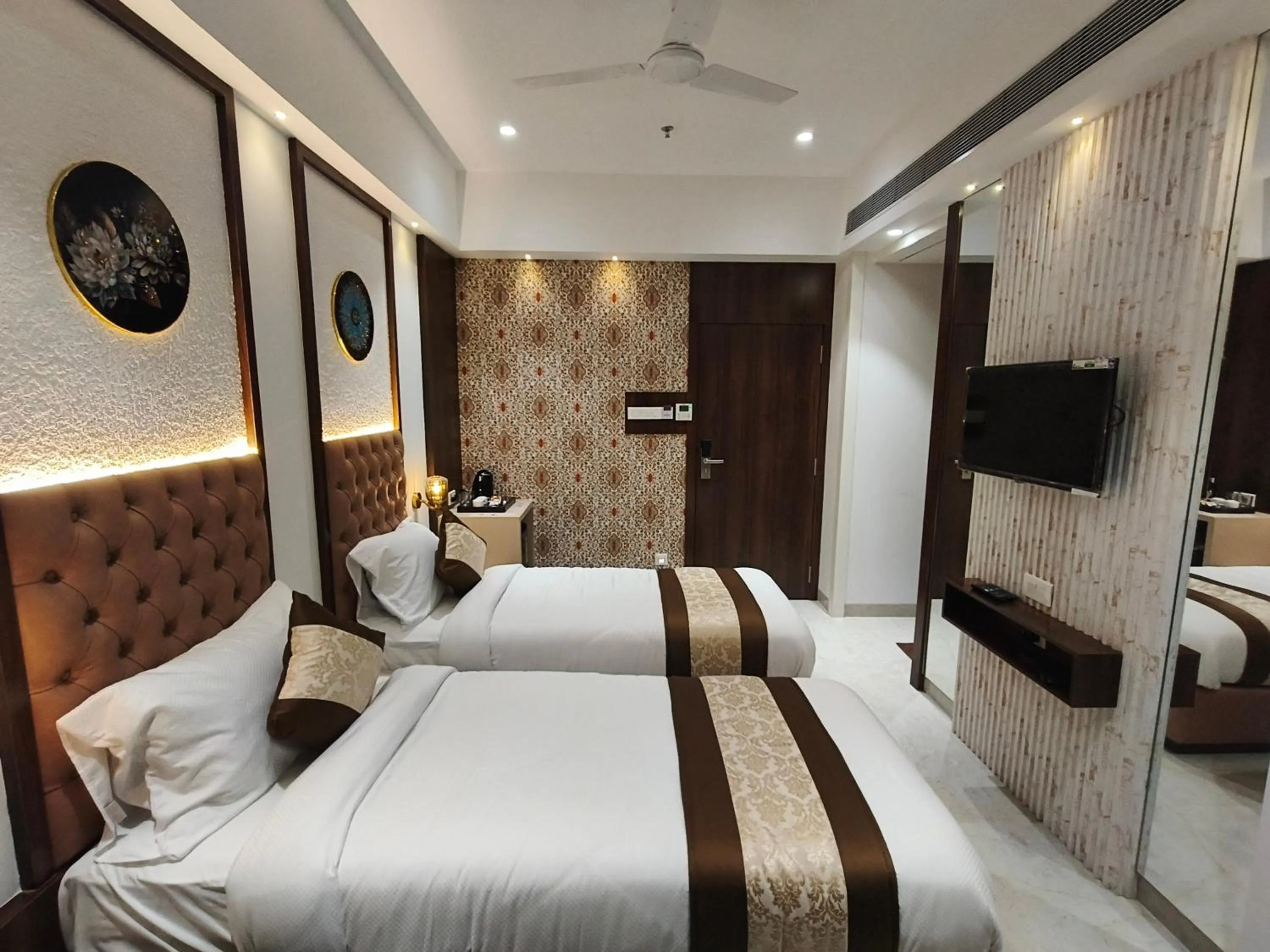Bedroom, Bed in Hotel Sonesta Suites - Thane