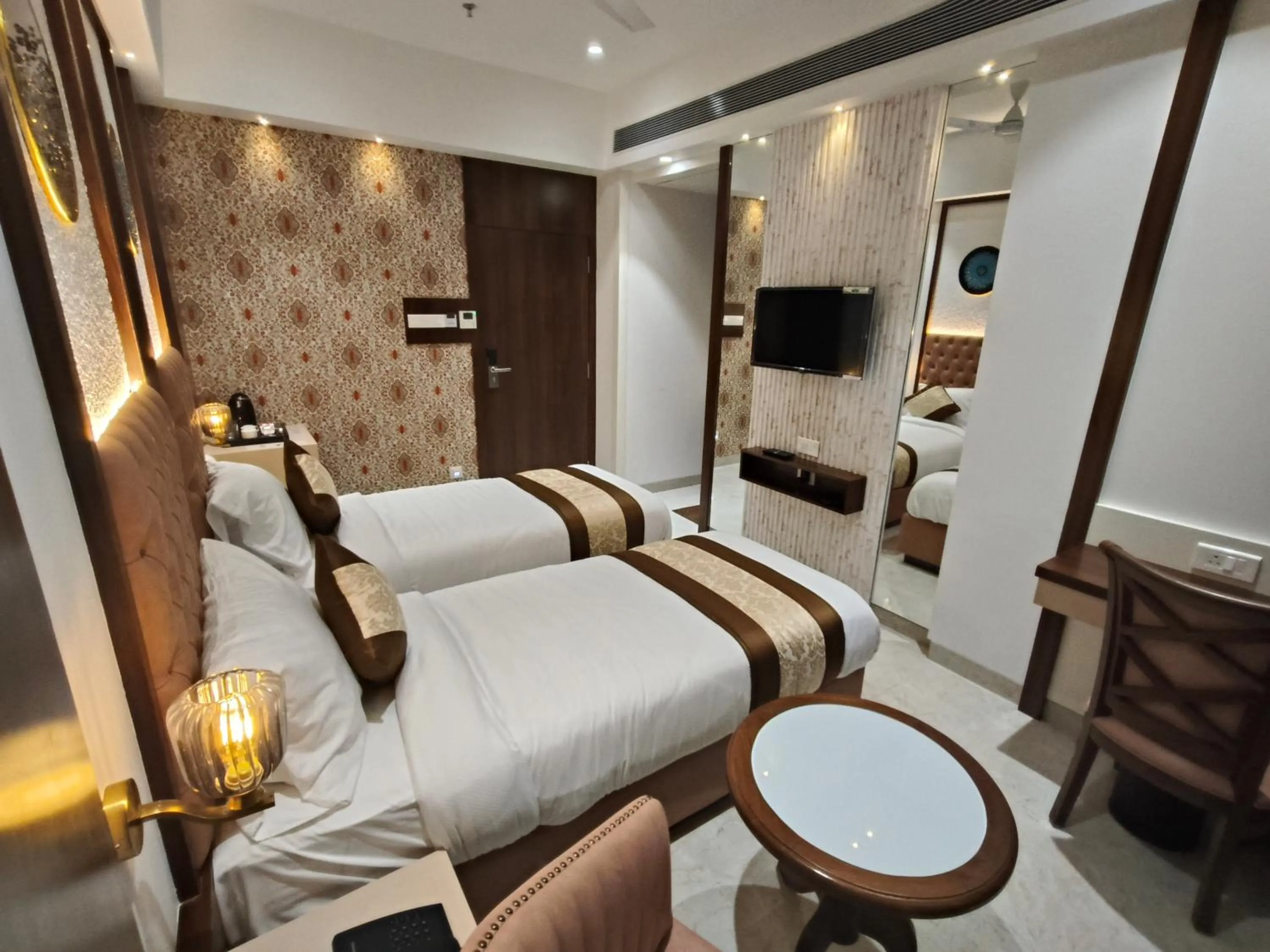 Bedroom, Bed in Hotel Sonesta Suites - Thane