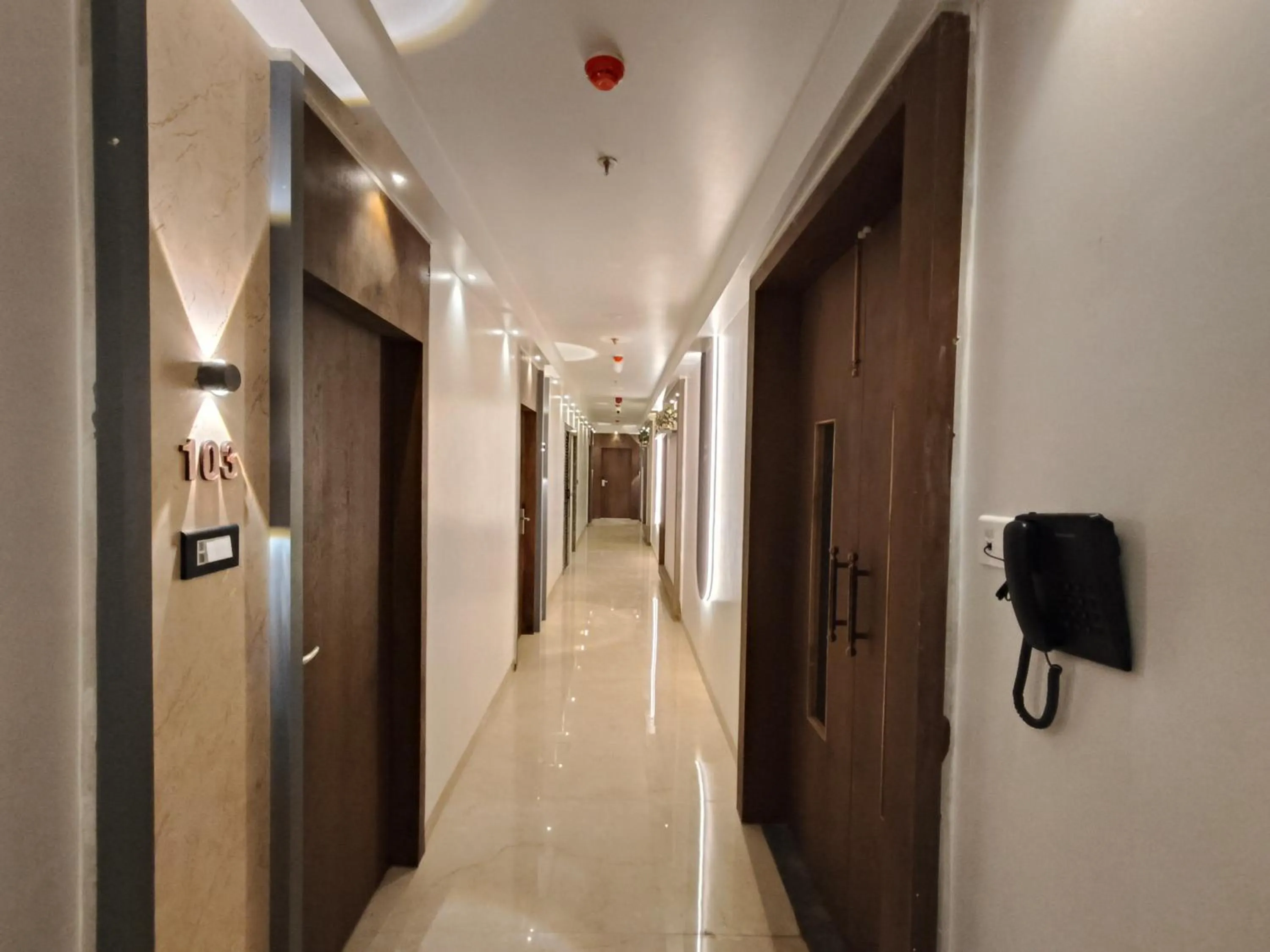 Lobby or reception in Hotel Sonesta Suites - Thane