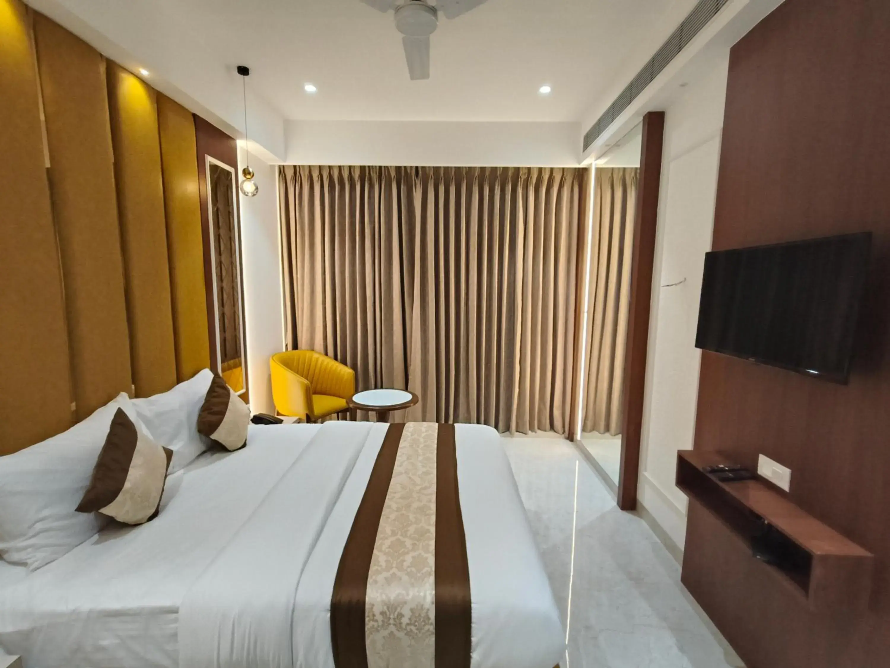 Bedroom, Bed in Hotel Sonesta Suites - Thane Bedroom, Bed in Hotel Sonesta Suites - Thane