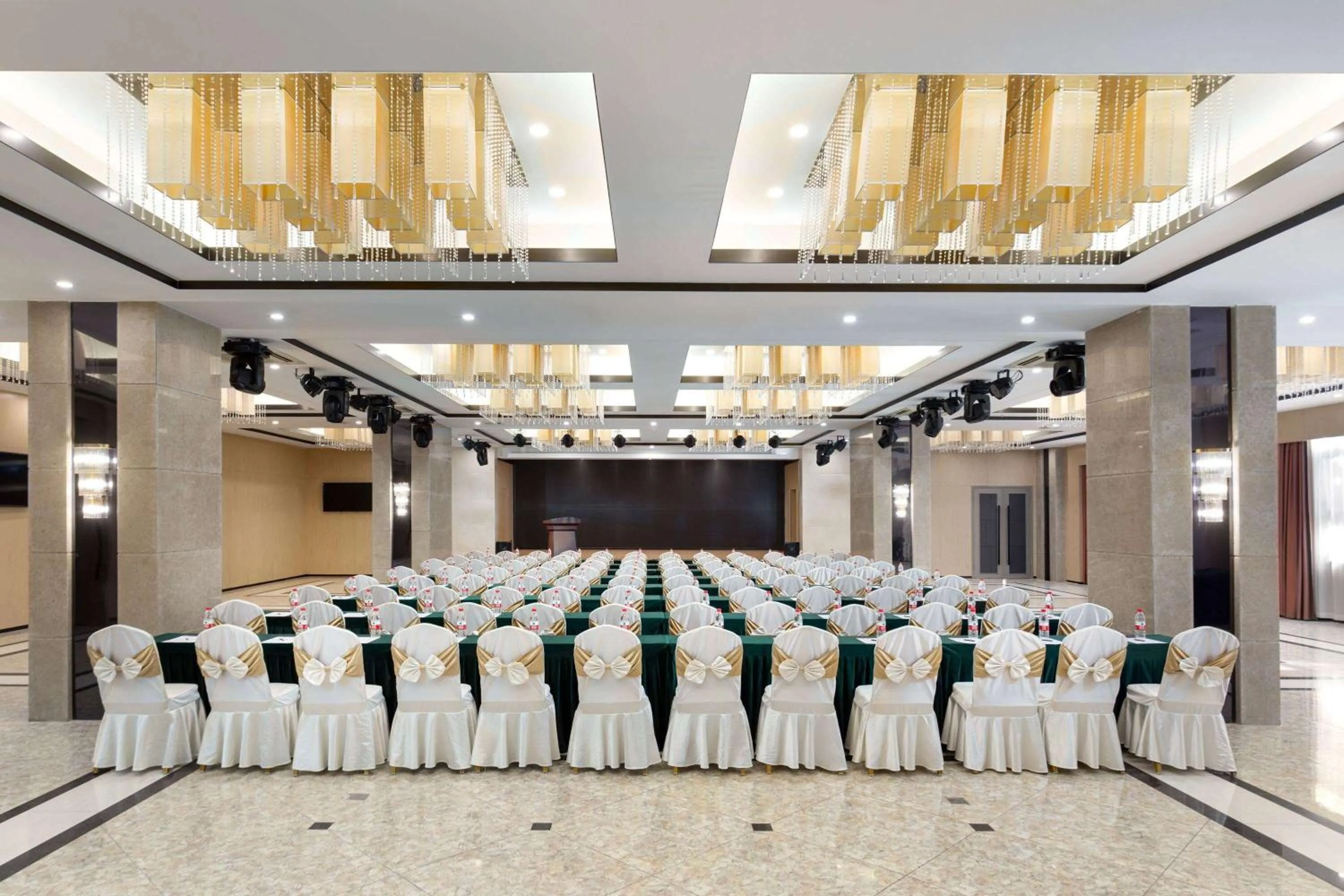 Meeting/conference room in La Quinta by Wyndham Qionghai Yinhai