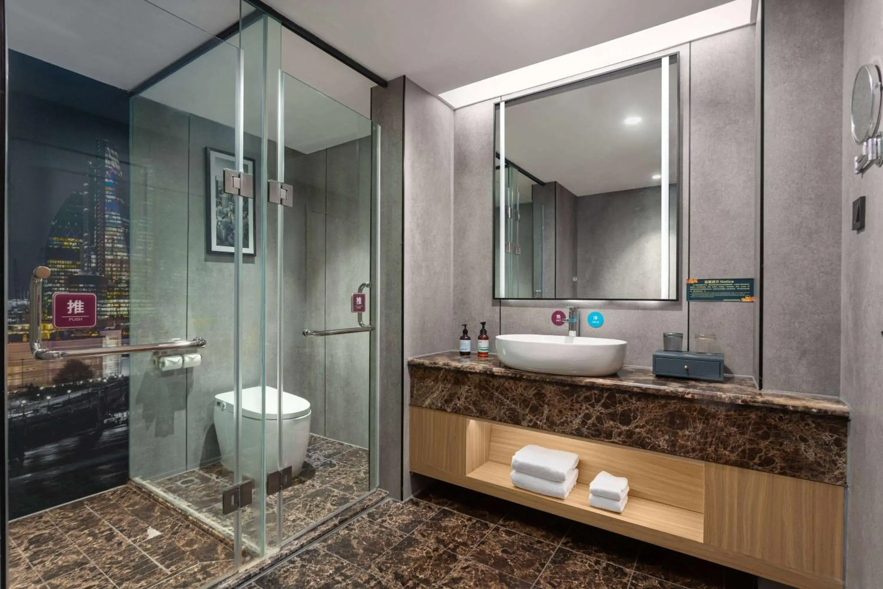 Photo of the whole room in La Quinta by Wyndham Qionghai Yinhai Photo of the whole room in La Quinta by Wyndham Qionghai Yinhai