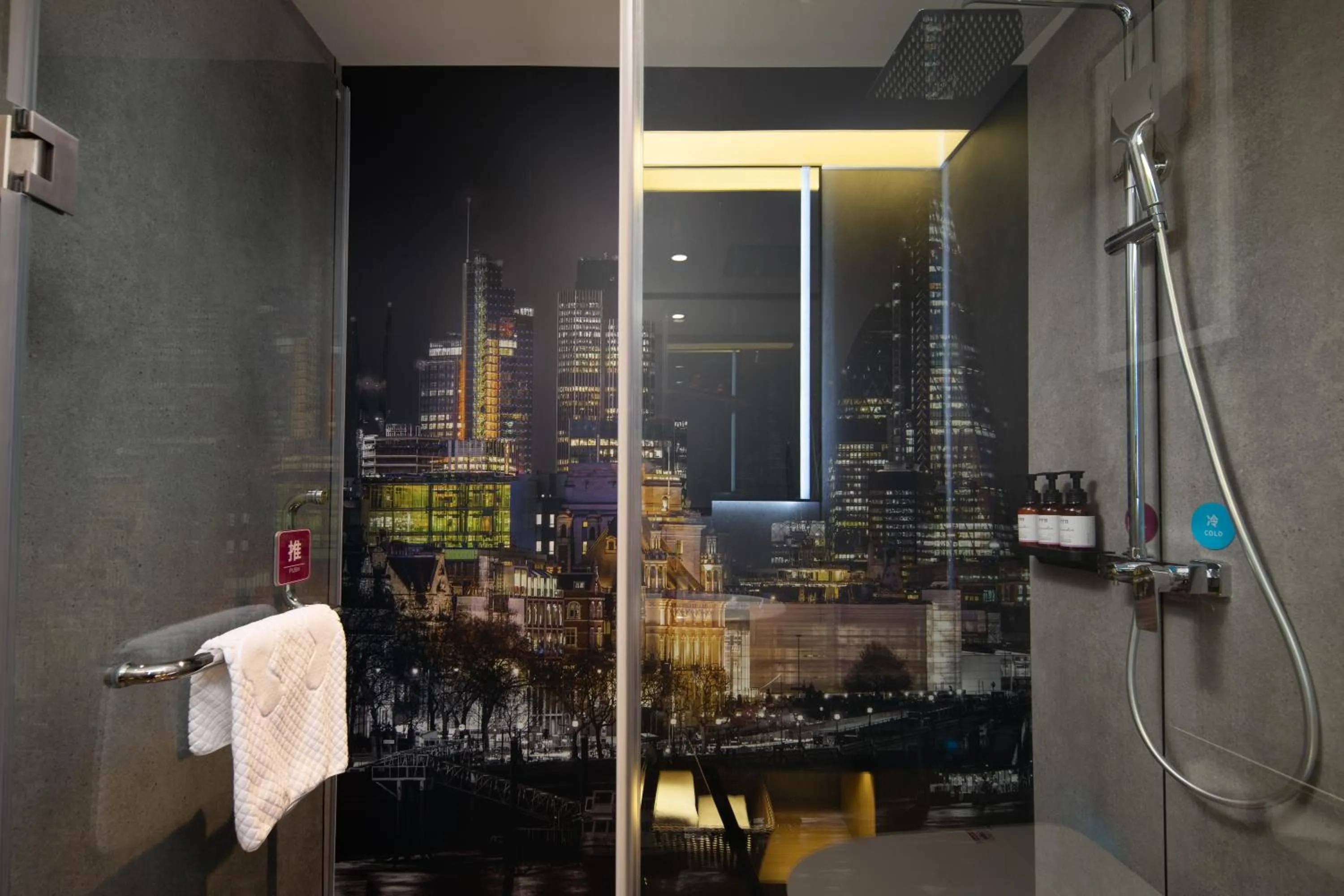 Bathroom in La Quinta by Wyndham Qionghai Yinhai