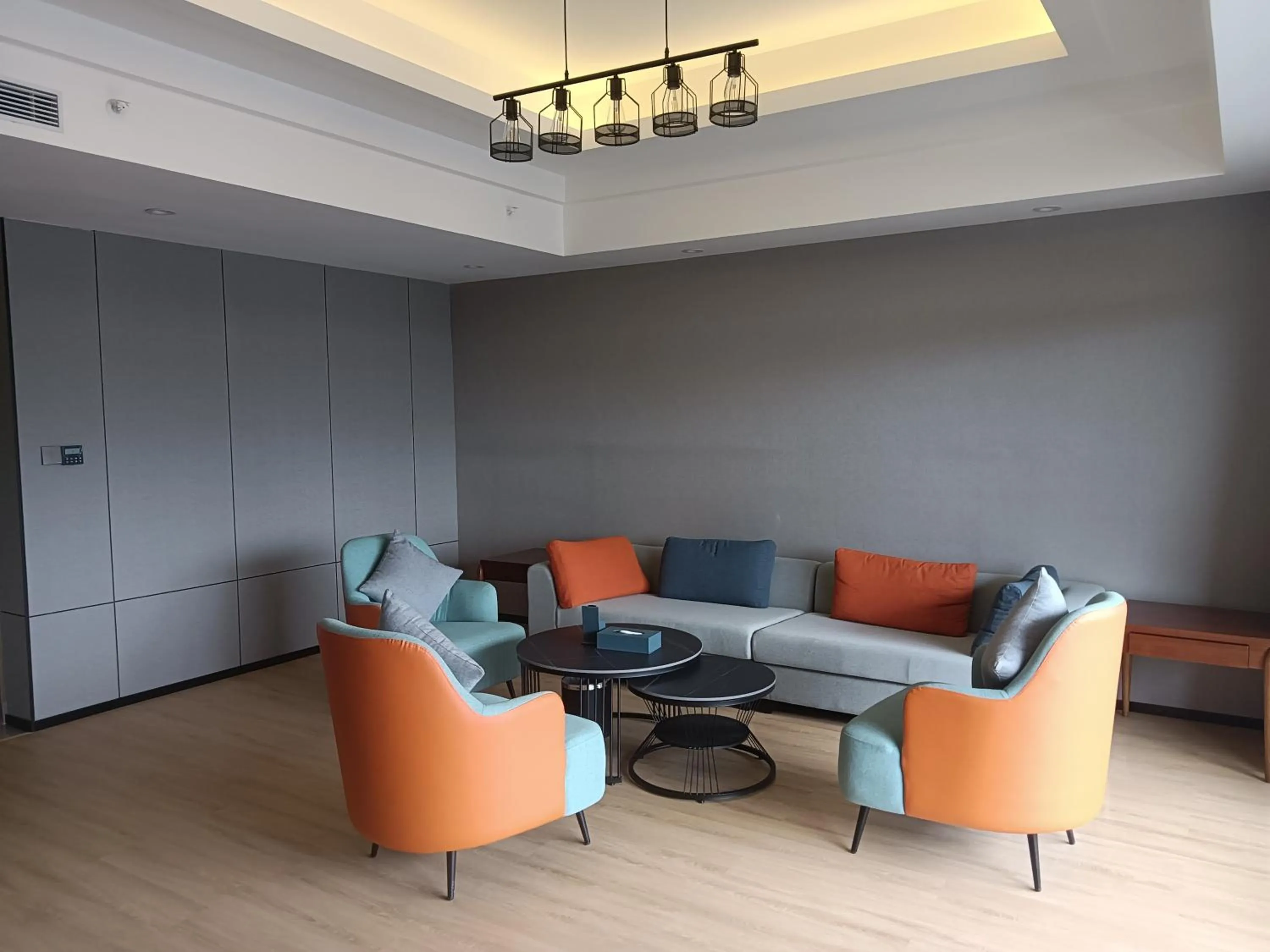 Living room in La Quinta by Wyndham Qionghai Yinhai