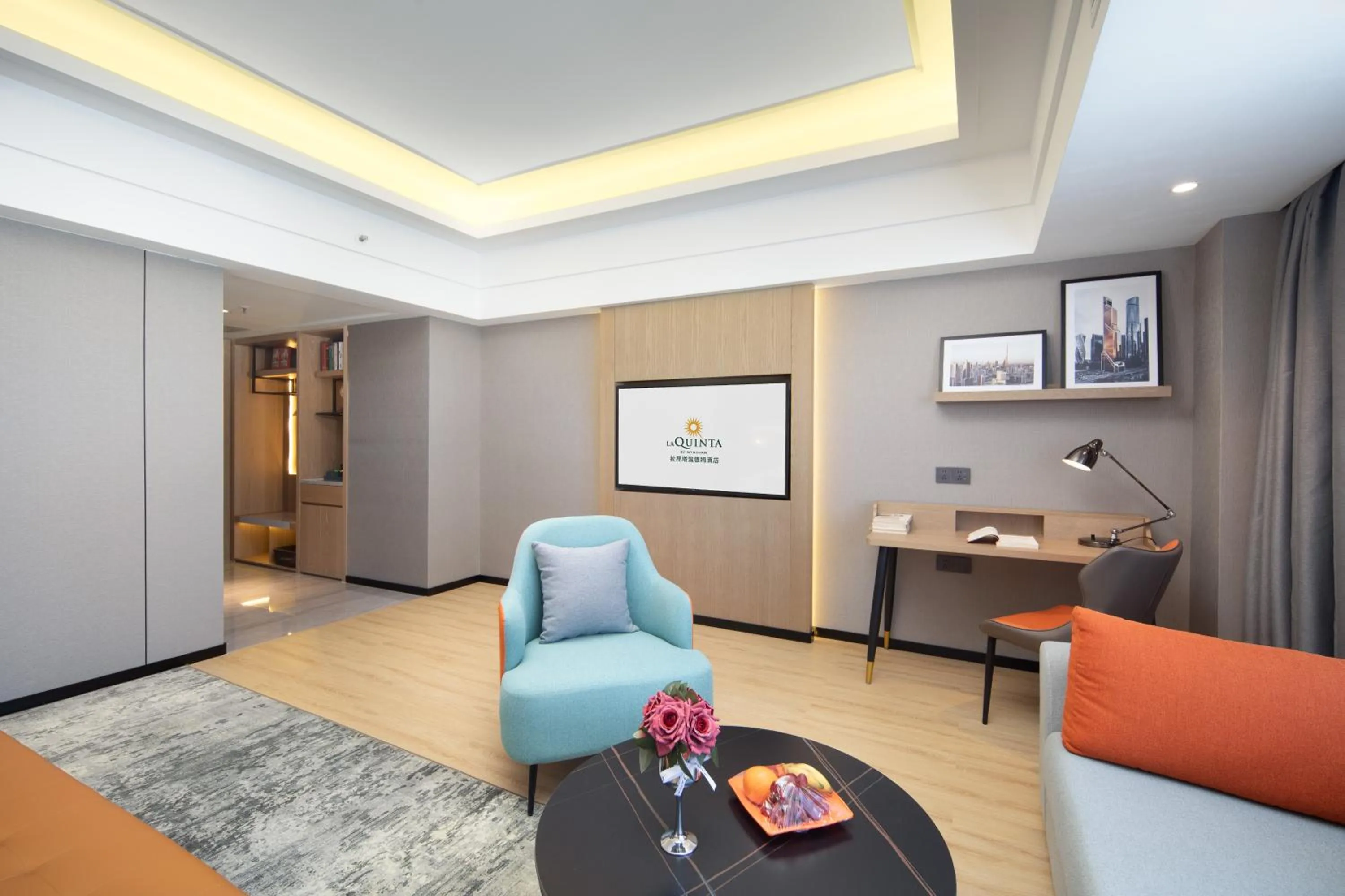 Seating area in La Quinta by Wyndham Qionghai Yinhai