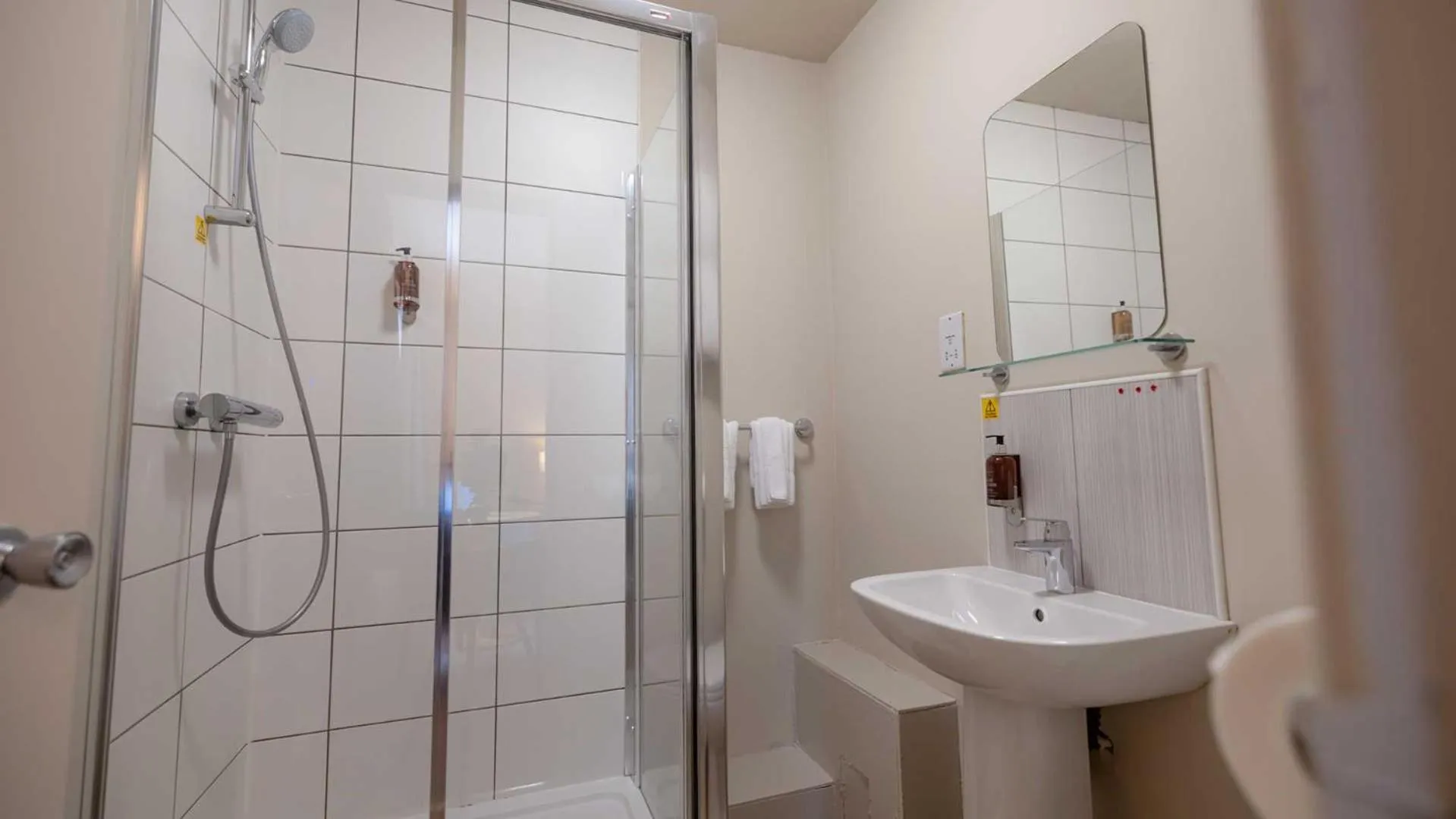 Shower in The Tarbet Hotel