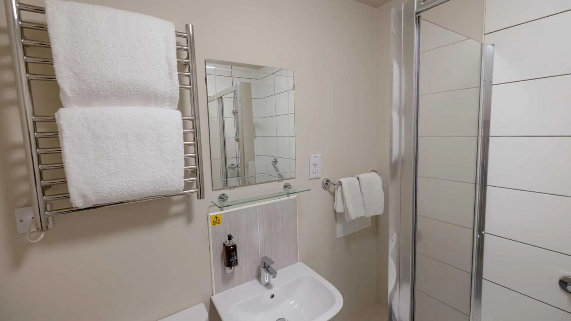 Shower in The Tarbet Hotel