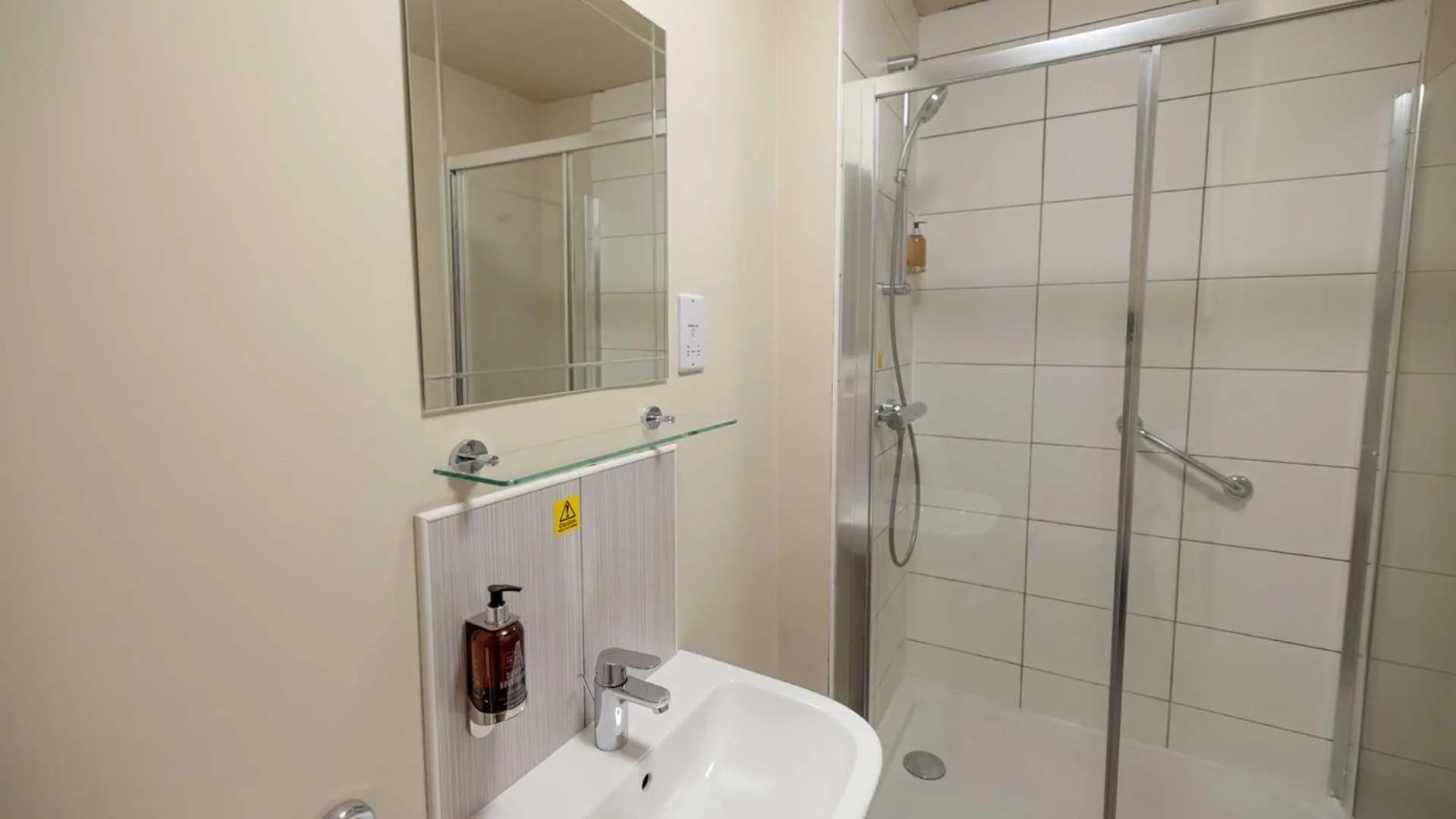 Shower in The Tarbet Hotel