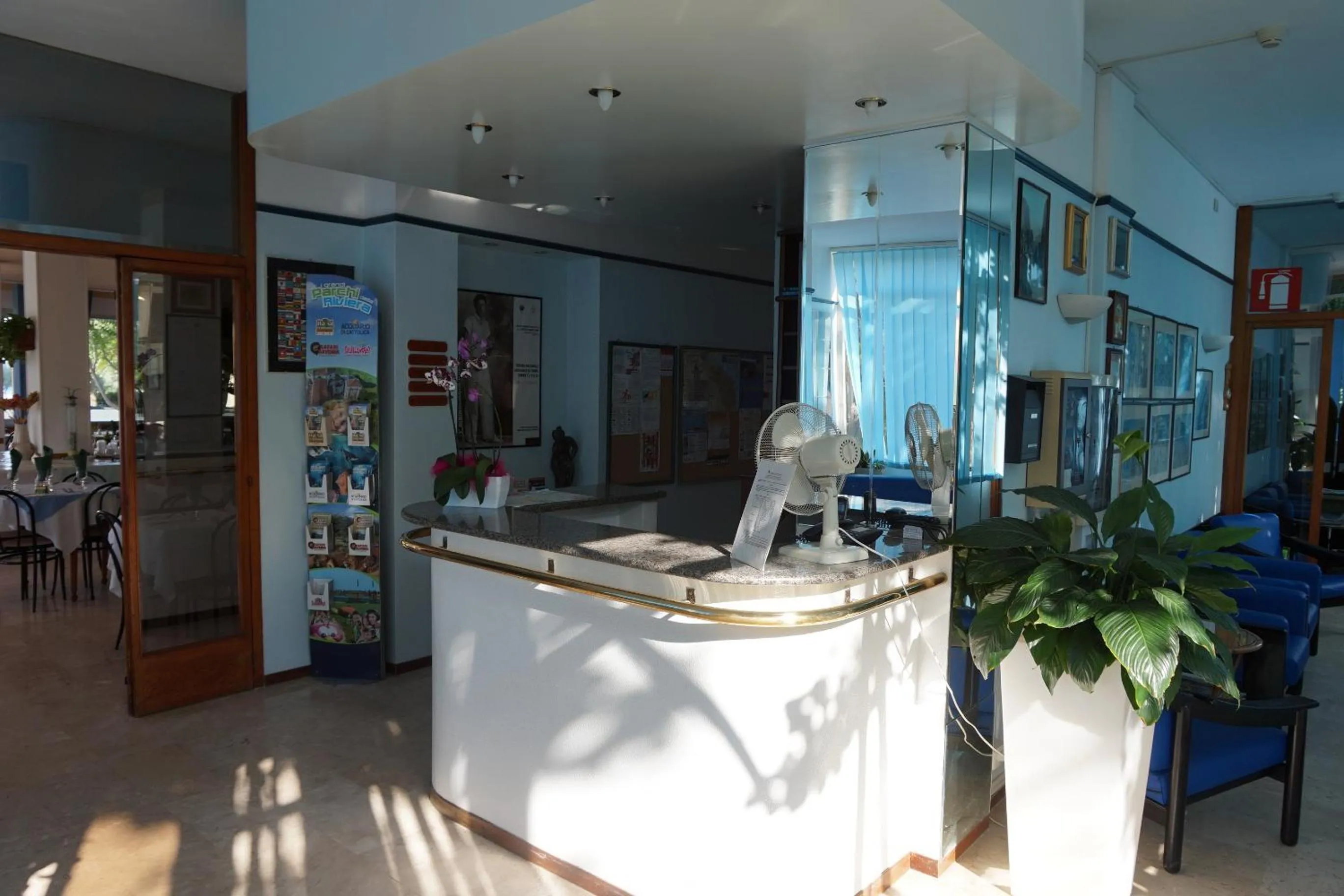 Lobby or reception in Hotel Caravan B&B