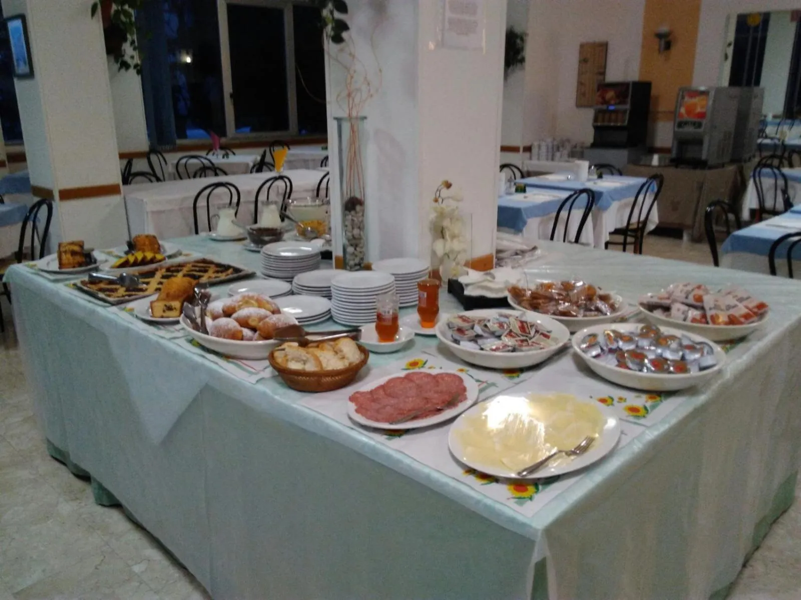 Food and drinks in Hotel Caravan B&B