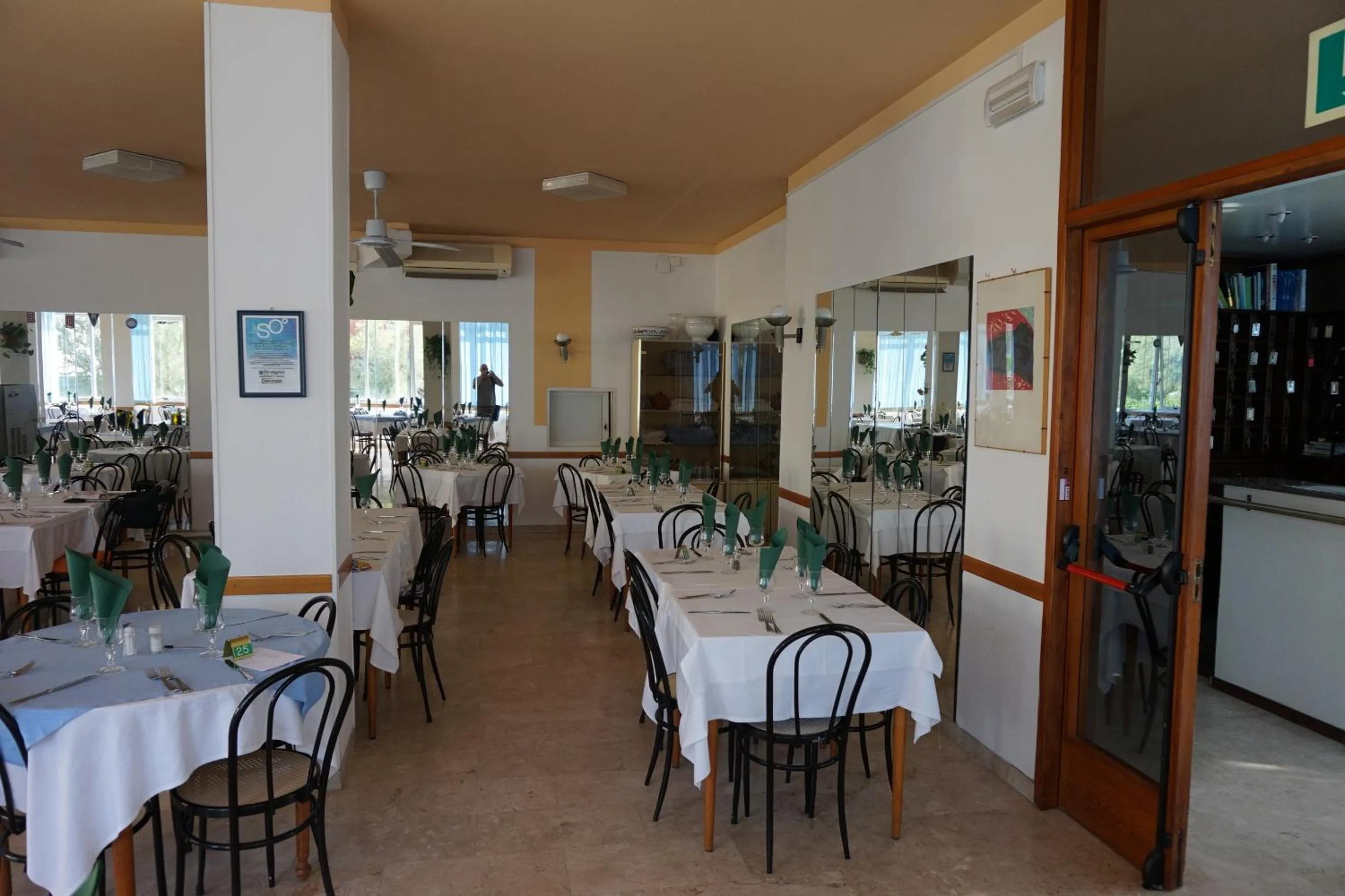 Restaurant/places to eat in Hotel Caravan B&B