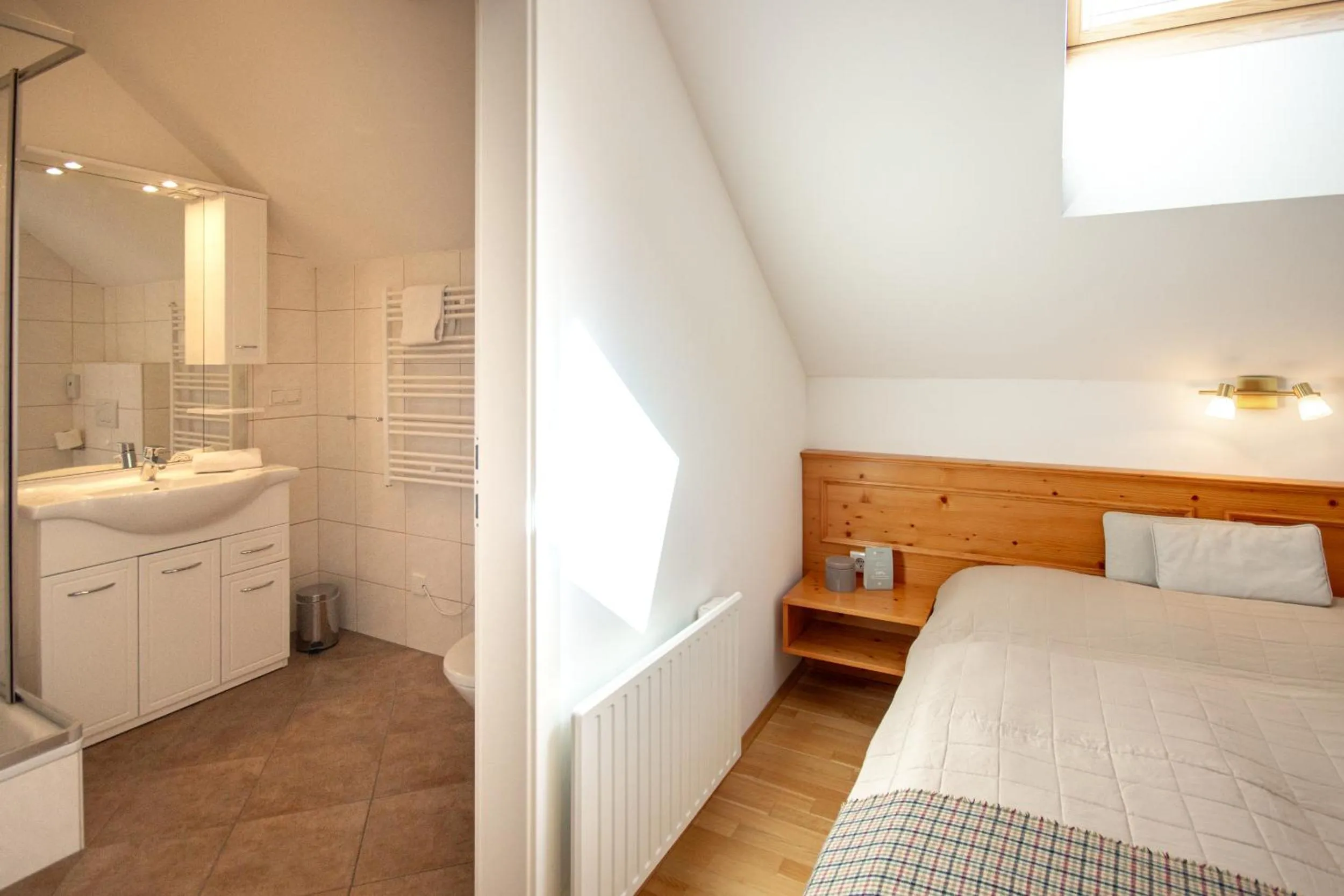 Bathroom, Bed in Appartements Stranach