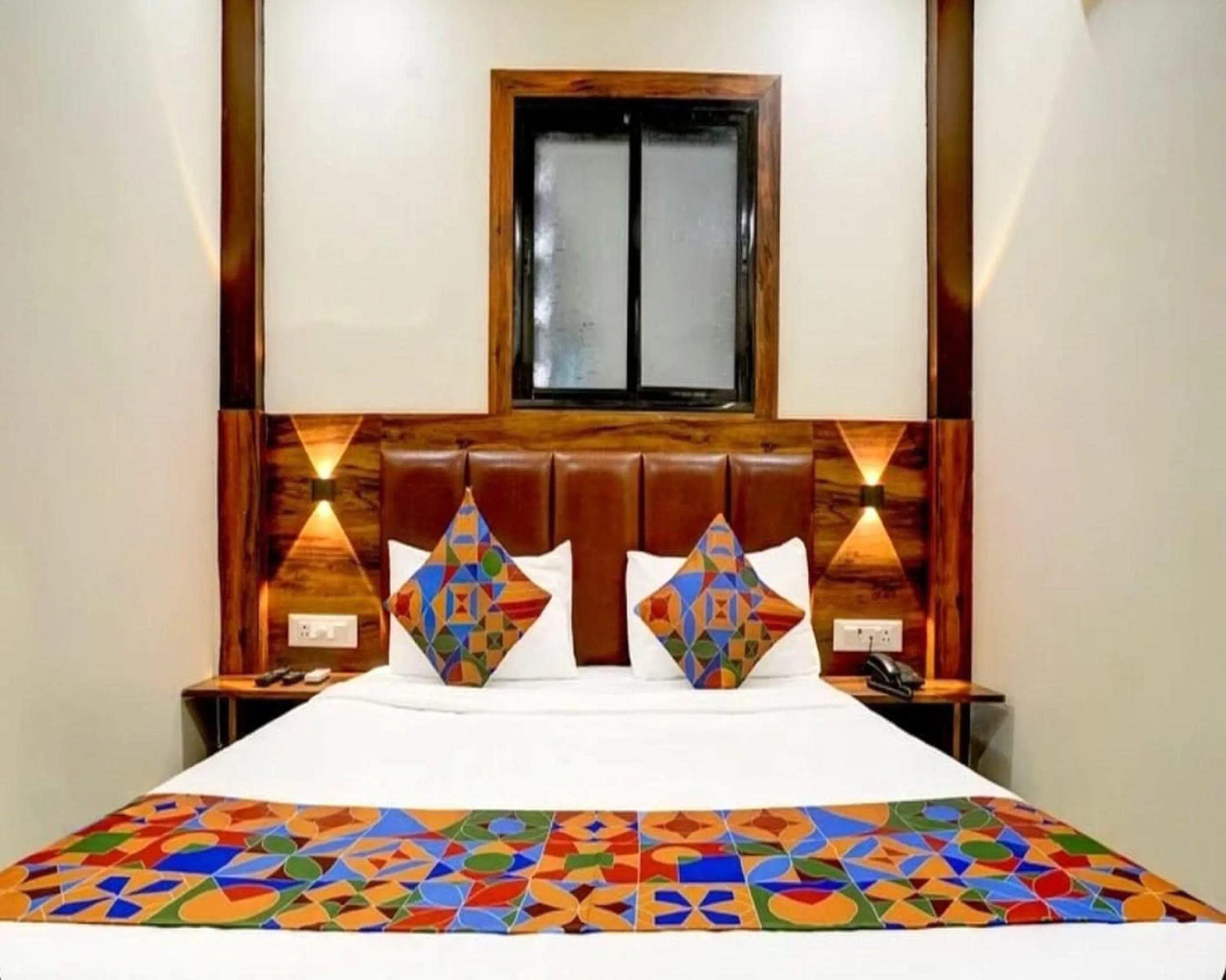 Bed in Hotel Golden Sands Inn Aslpha