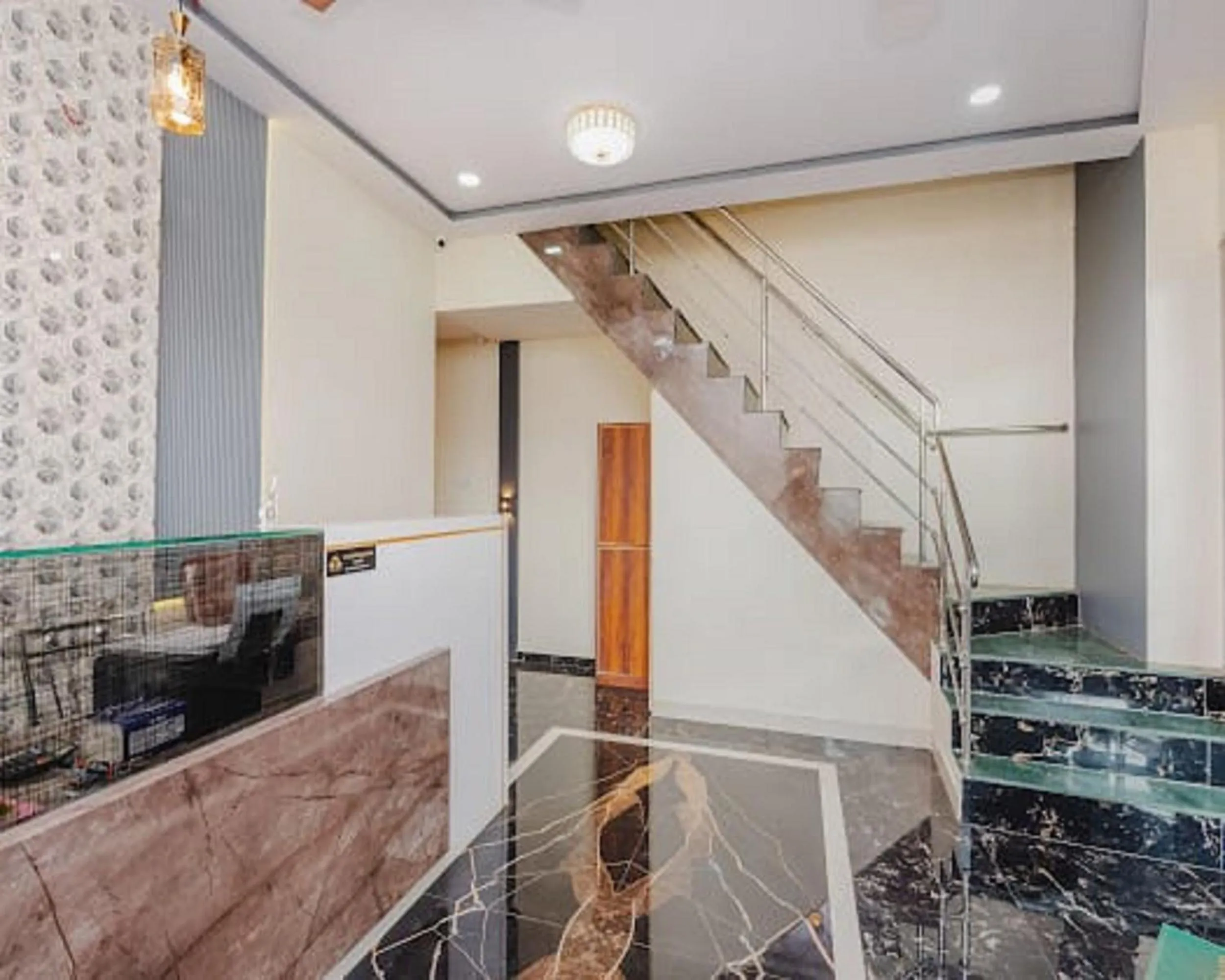 Lobby or reception in Hotel Golden Sands Inn Aslpha