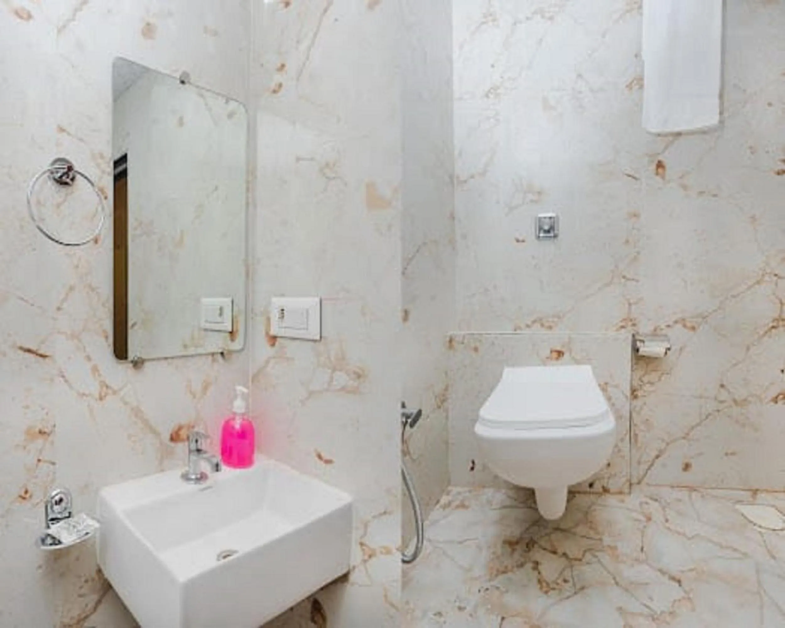 Shower in Hotel Golden Sands Inn Aslpha