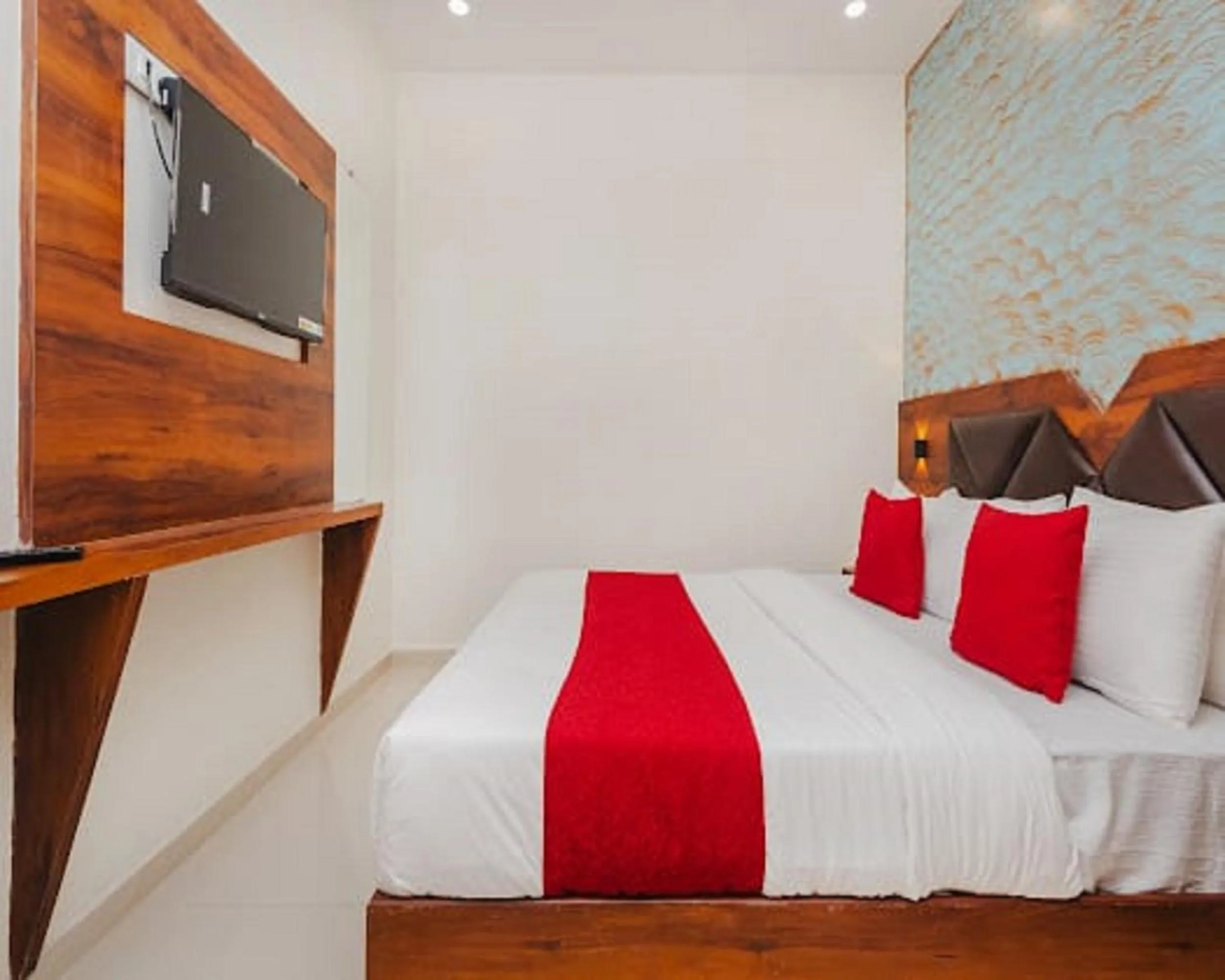 Bed in Hotel Golden Sands Inn Aslpha