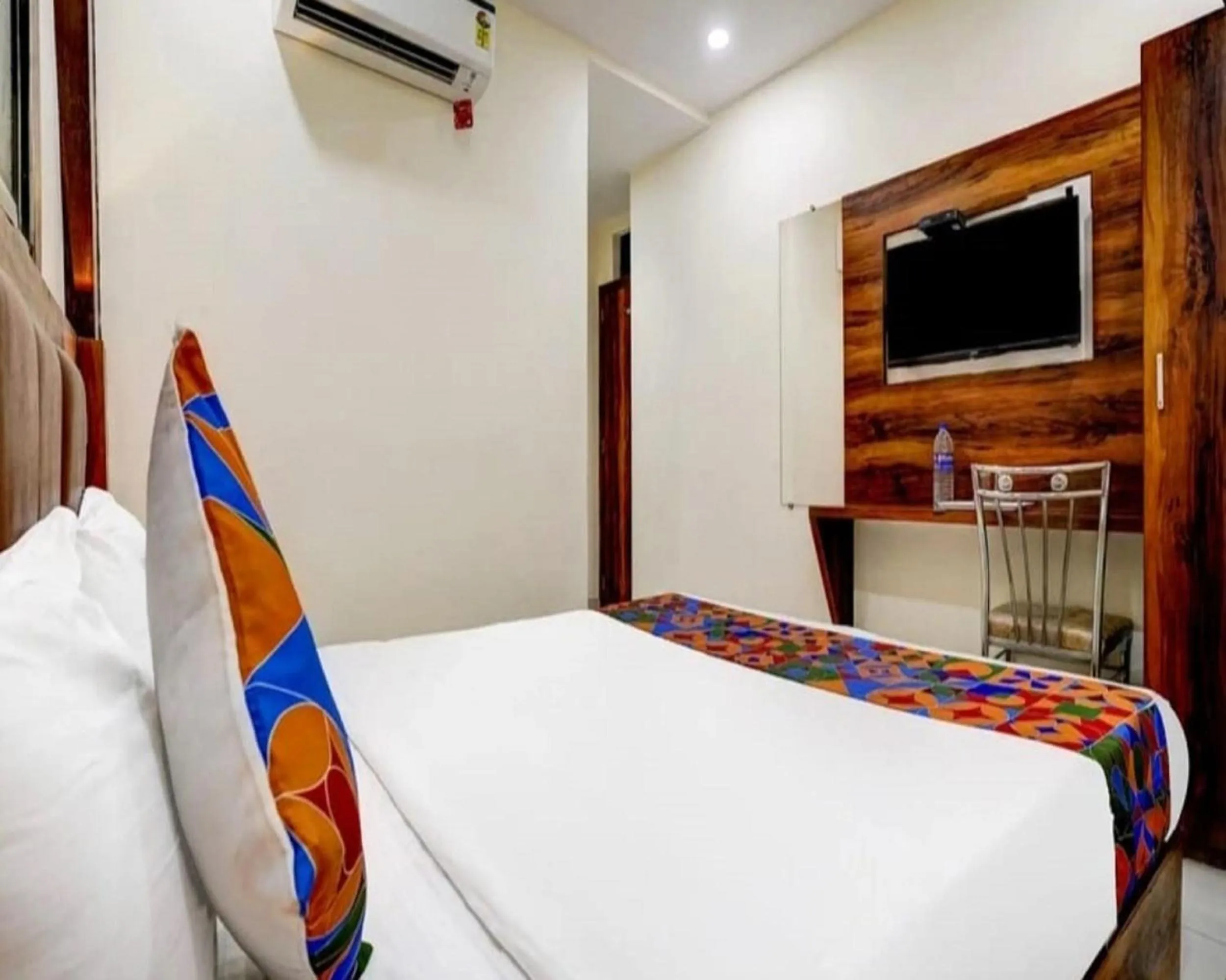 Bed in Hotel Golden Sands Inn Aslpha