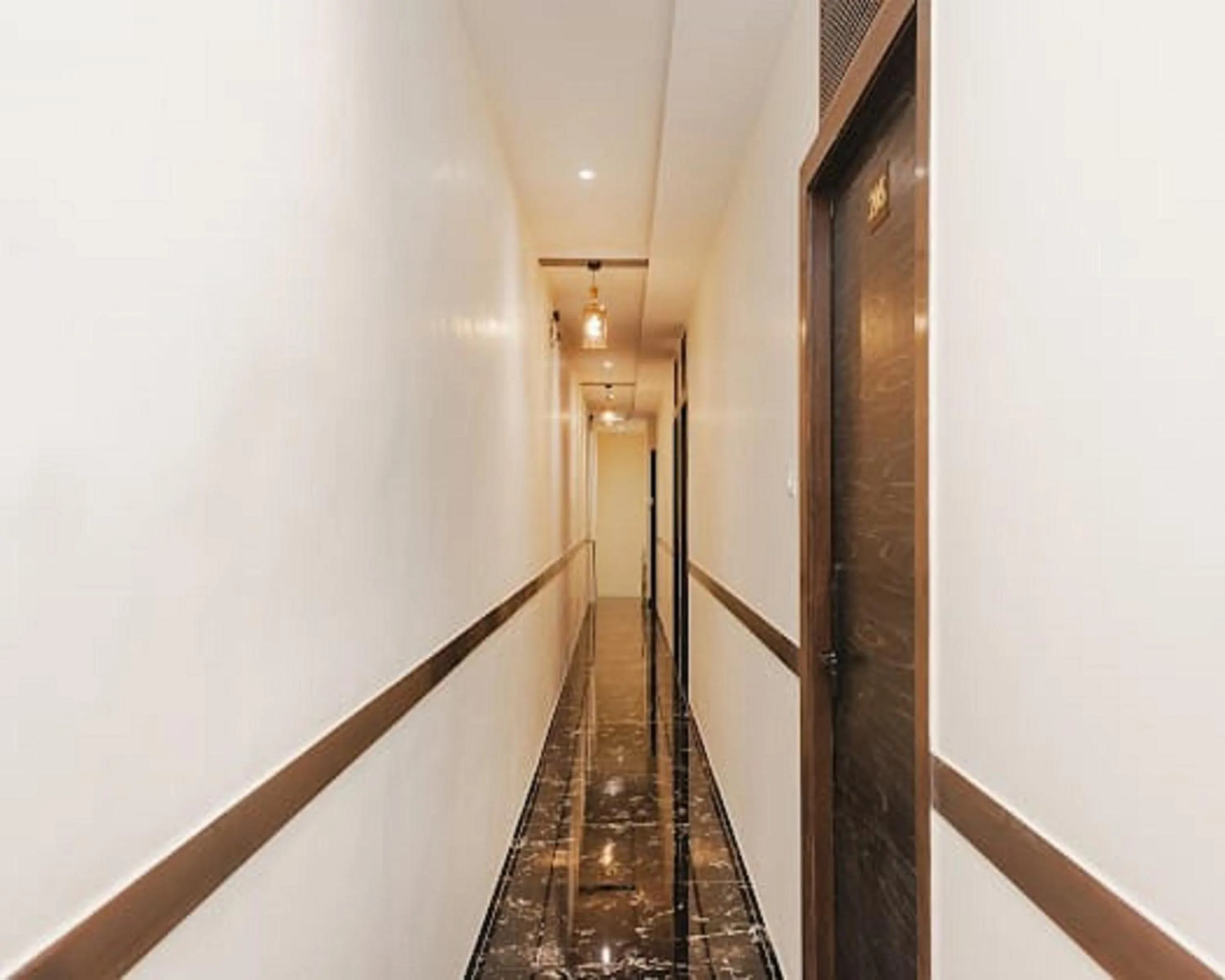 Lobby or reception in Hotel Golden Sands Inn Aslpha