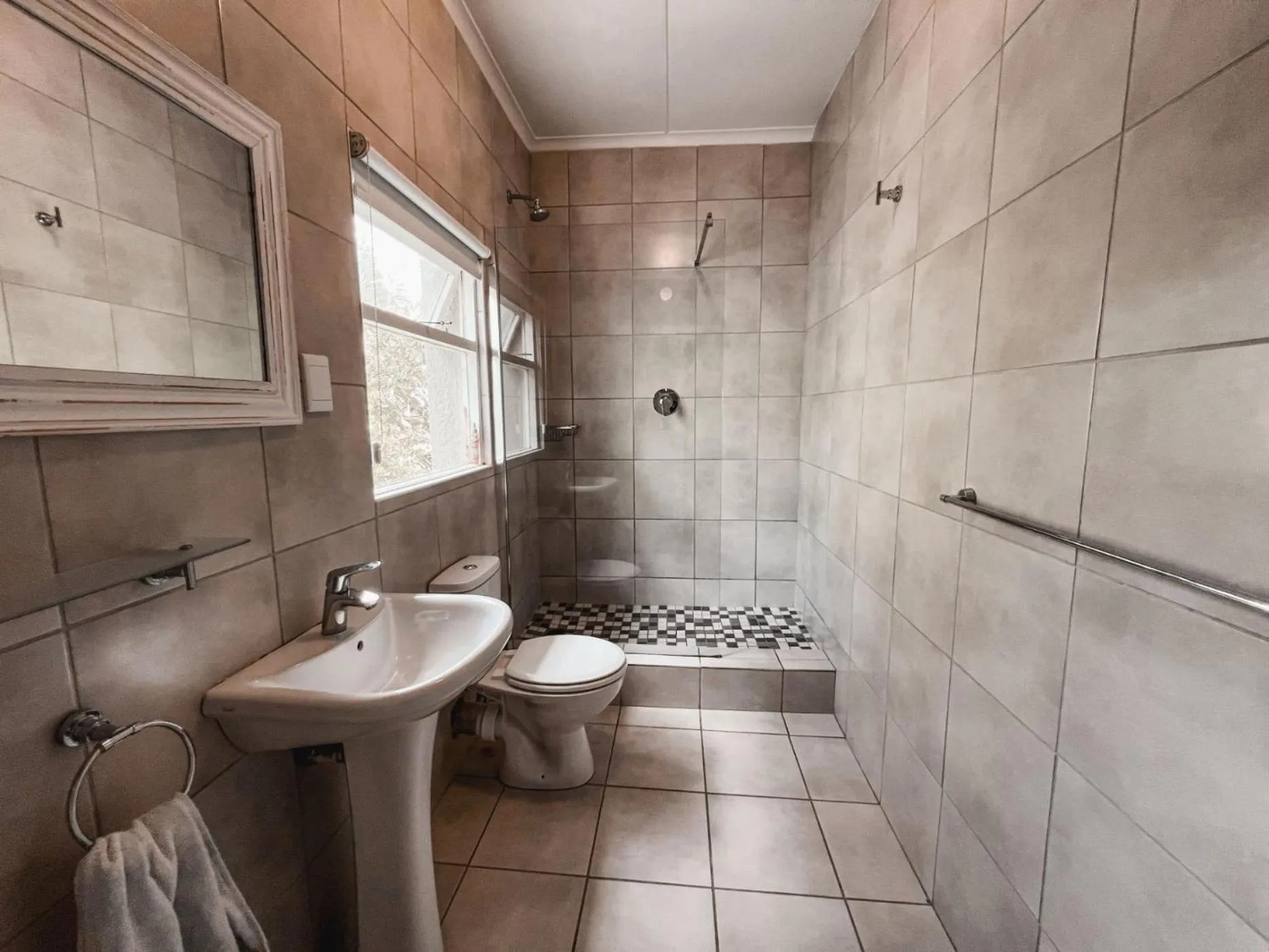 Bathroom in Hermanus Backpackers & Budget Accommodation