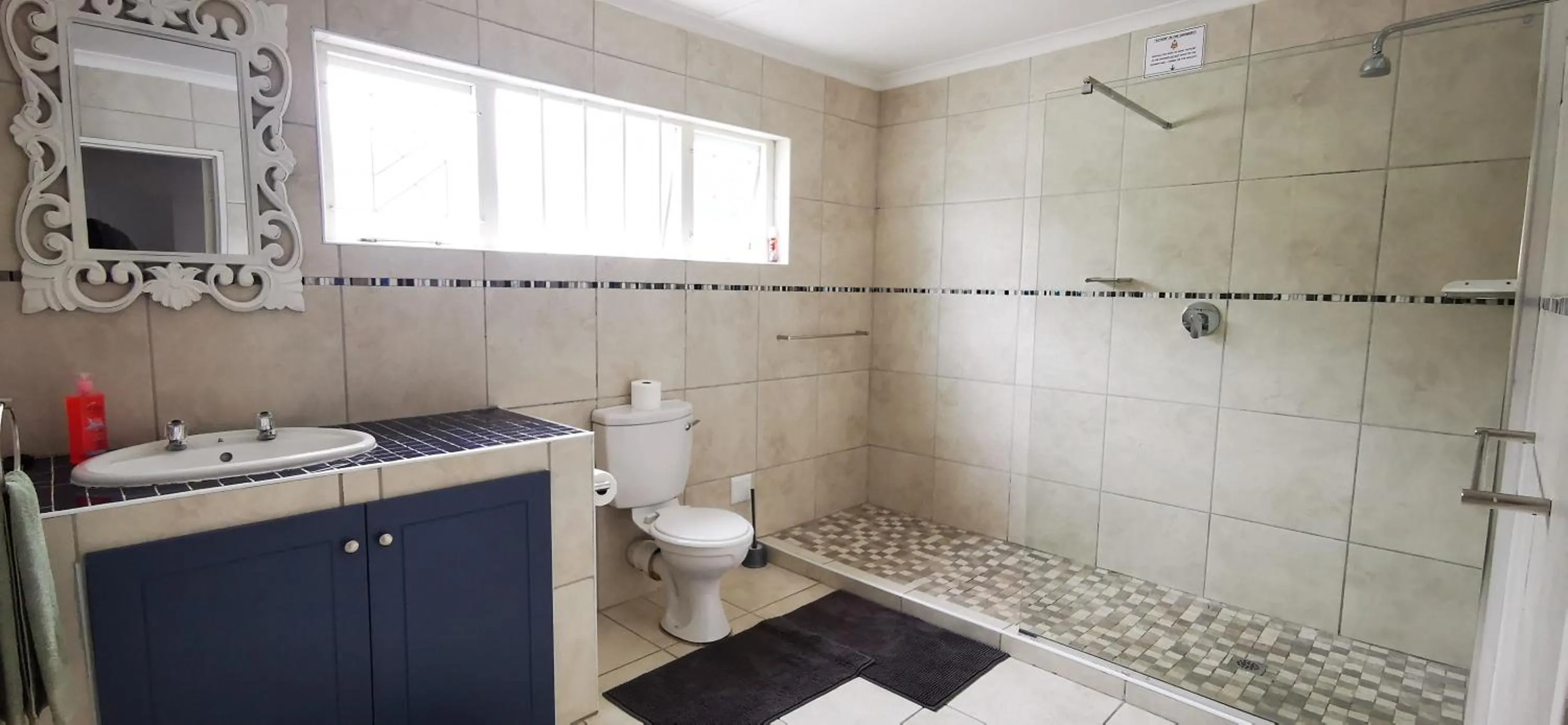 Bathroom in Hermanus Backpackers & Budget Accommodation