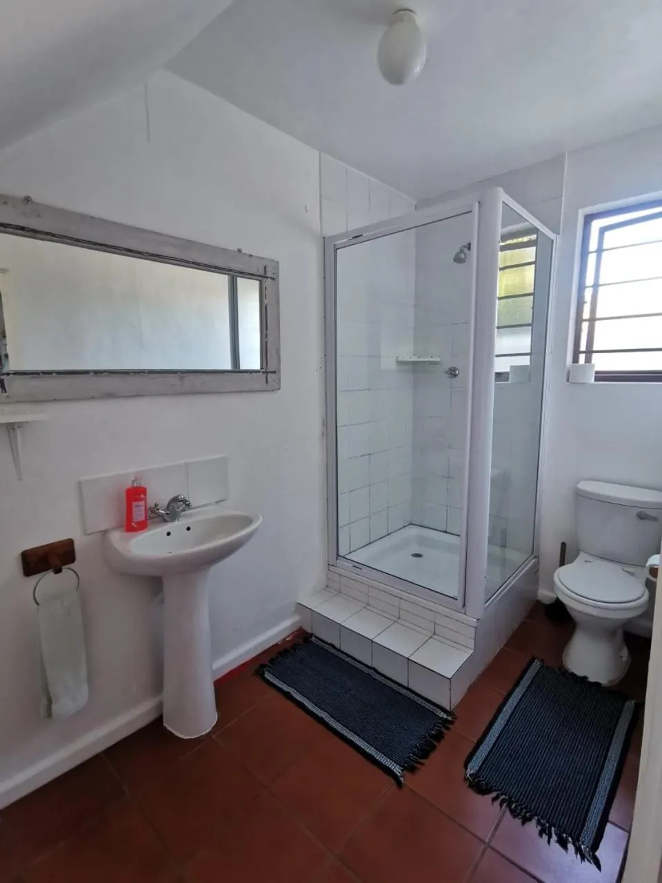 Bathroom in Hermanus Backpackers & Budget Accommodation