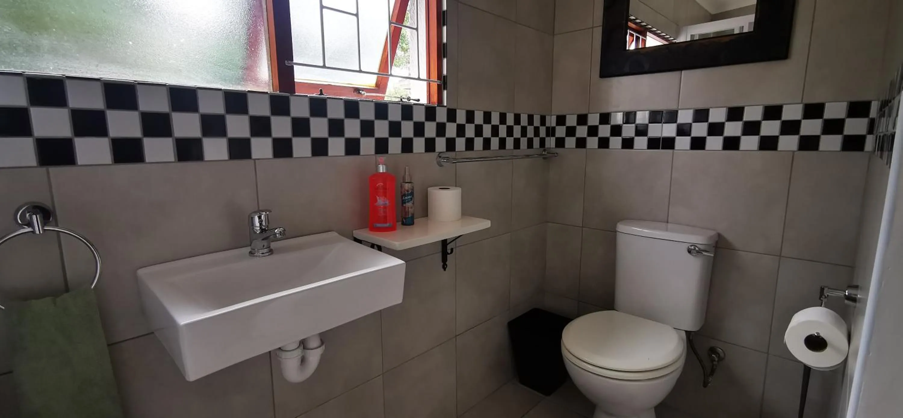 Bathroom in Hermanus Backpackers & Budget Accommodation