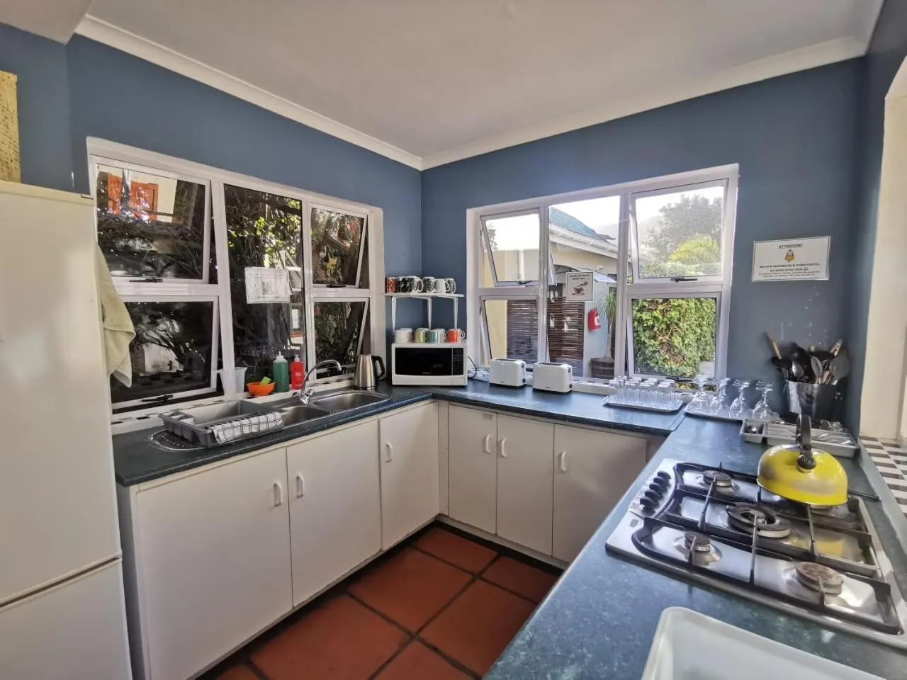 Communal kitchen in Hermanus Backpackers & Budget Accommodation