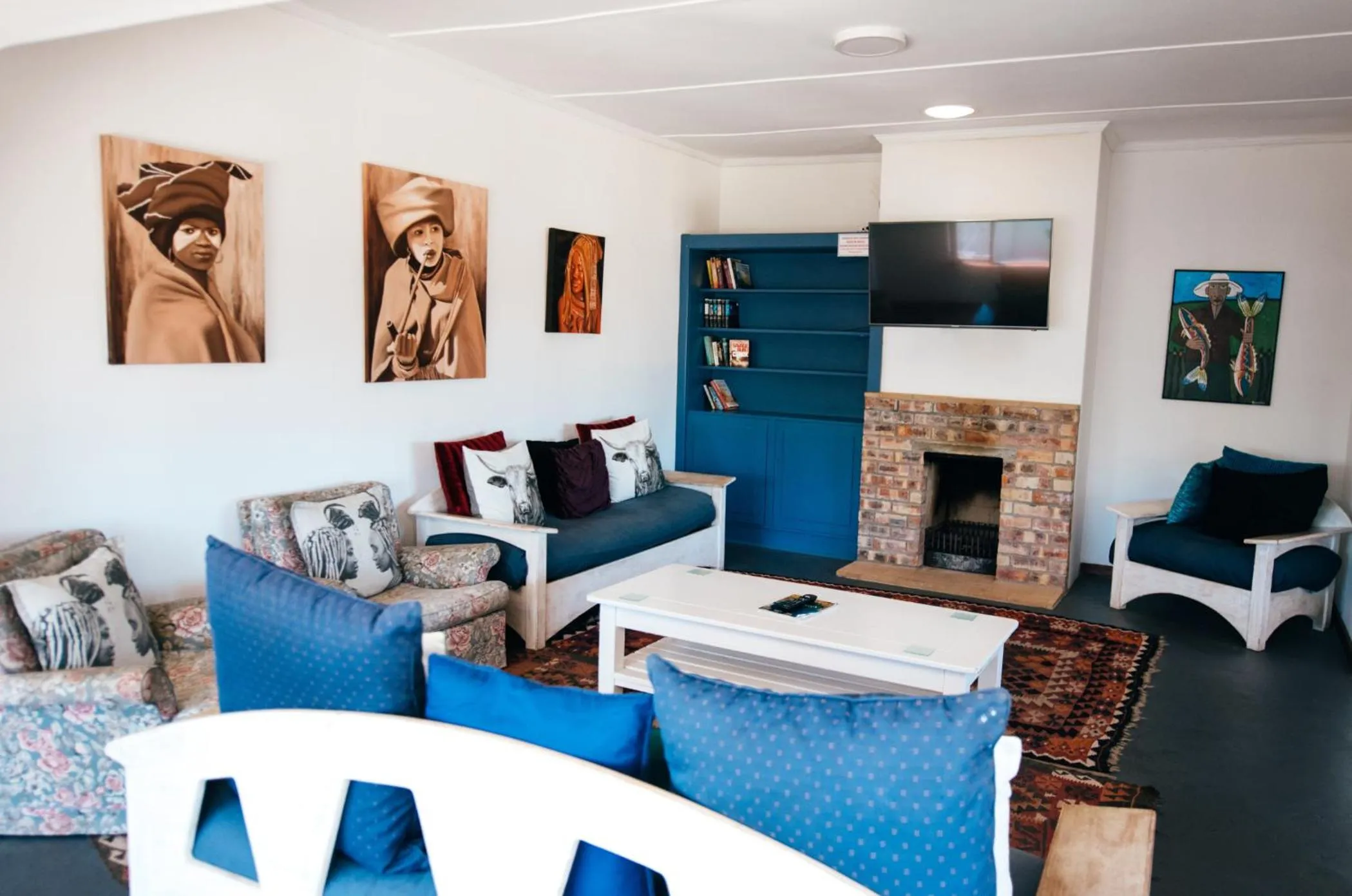 Communal lounge/ TV room in Hermanus Backpackers & Budget Accommodation