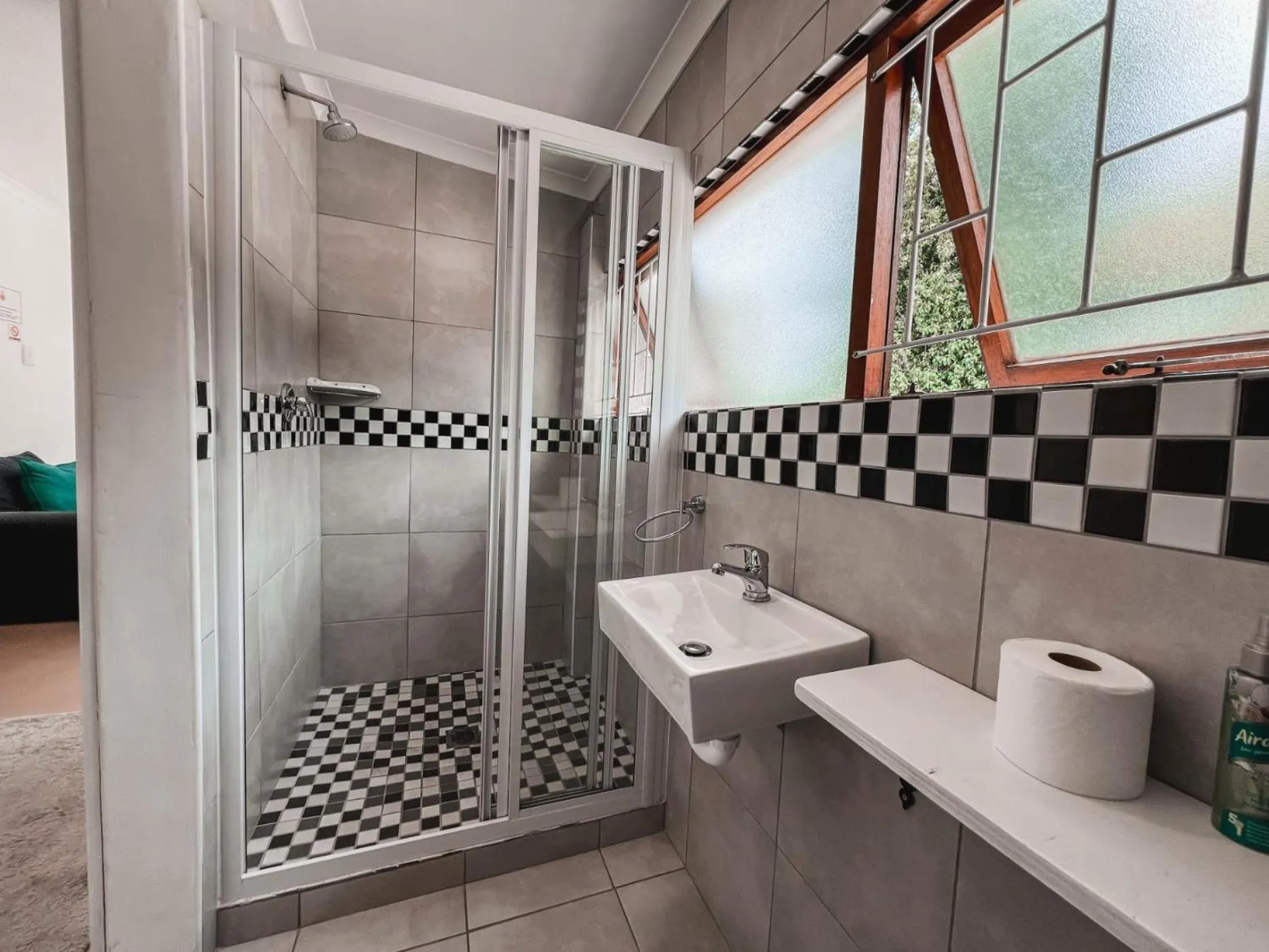Bathroom in Hermanus Backpackers & Budget Accommodation