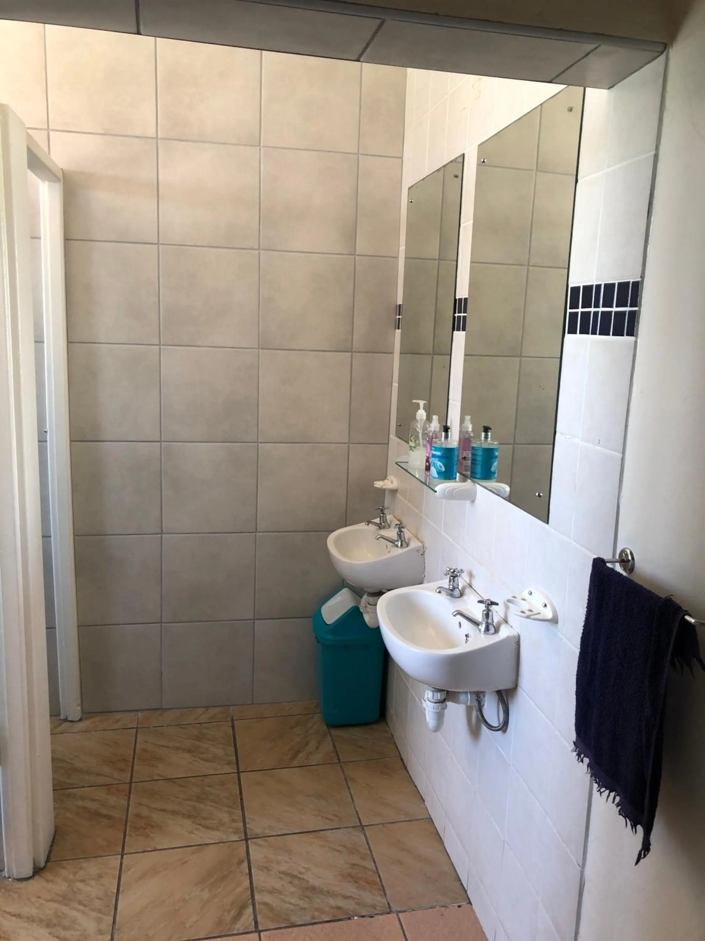 Bathroom in Hermanus Backpackers & Budget Accommodation