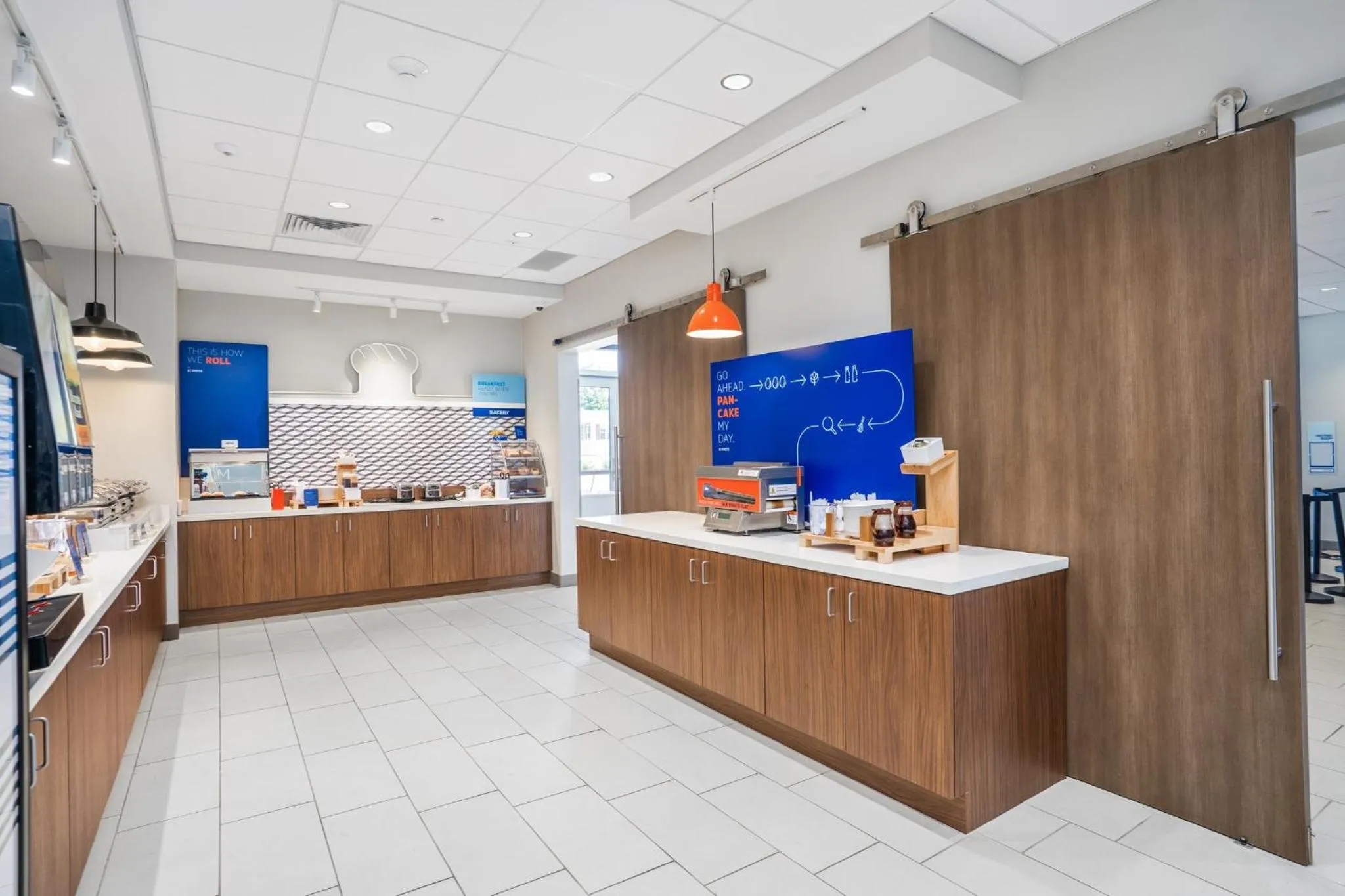 Breakfast in Holiday Inn Express & Suites Cedar Rapids NE - Marion by IHG