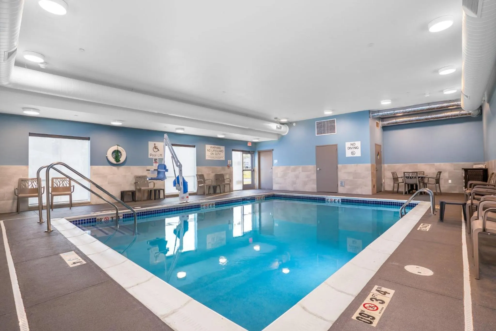 Swimming pool in Holiday Inn Express & Suites Cedar Rapids NE - Marion by IHG