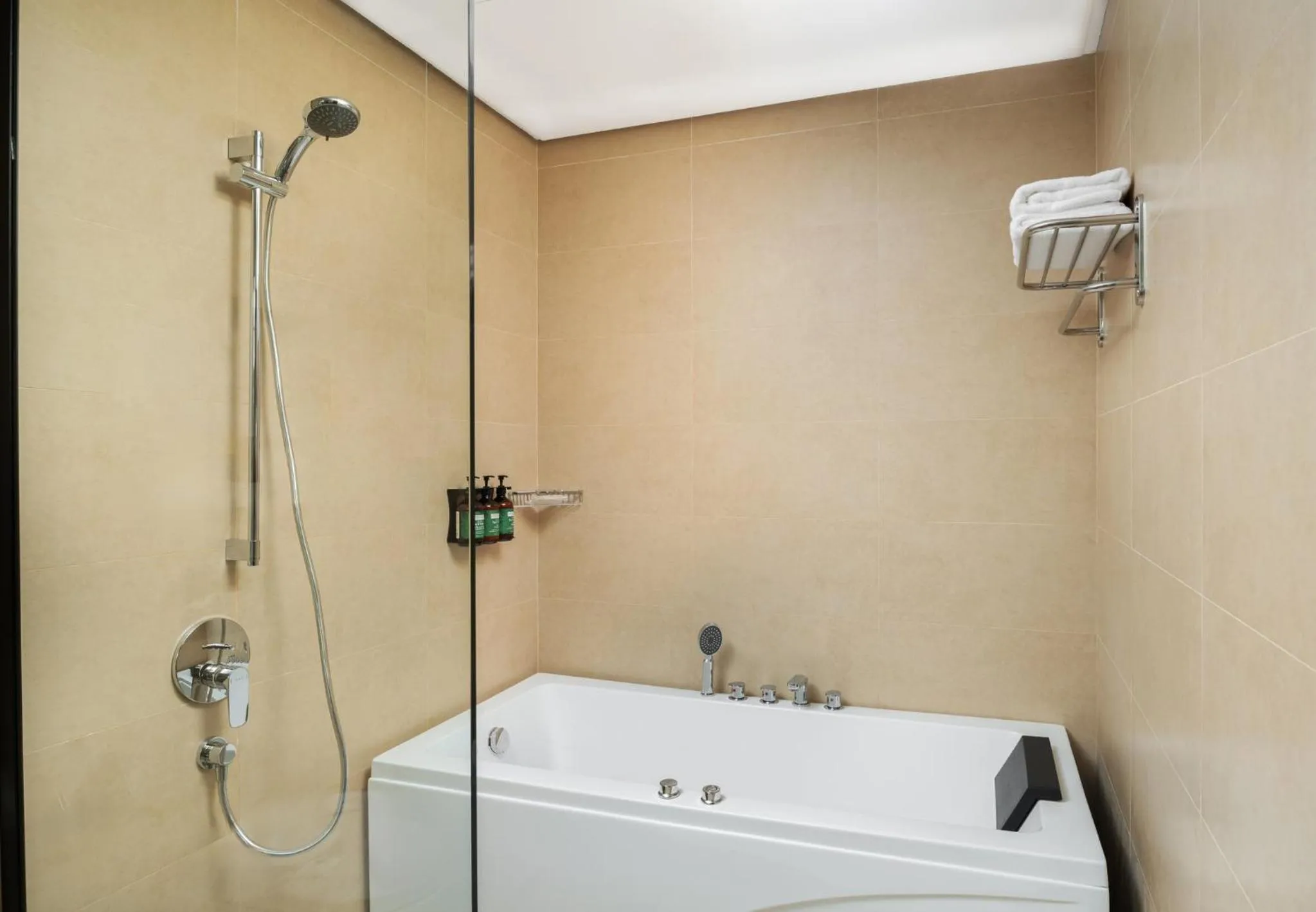 Photo of the whole room in voco Jeddah Gate by IHG