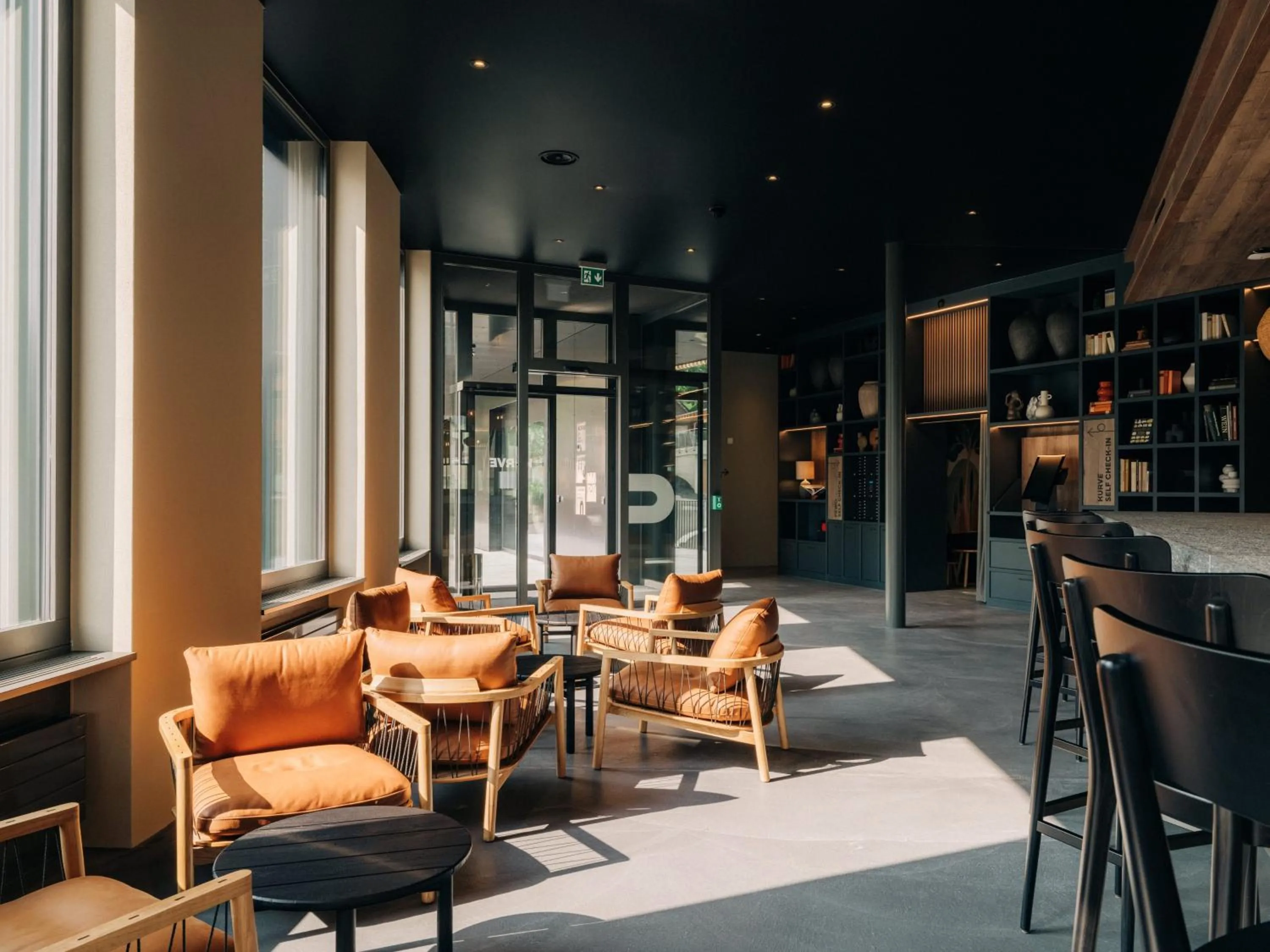 Restaurant/places to eat in KURVE Apartments & Lounge