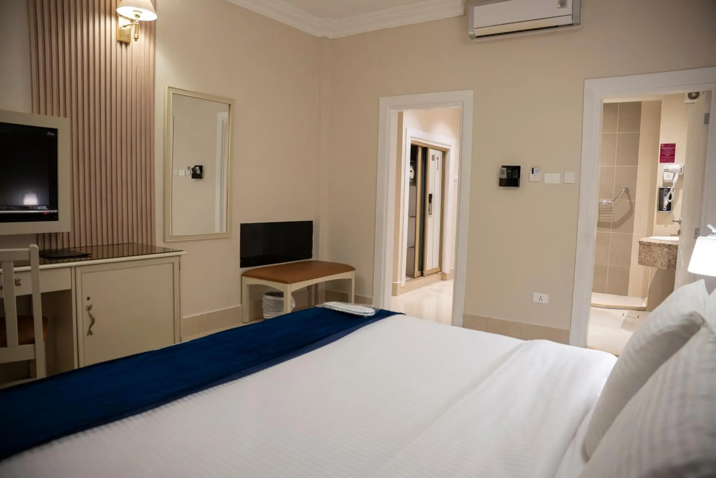 Communal lounge/ TV room, Bed in Amman West Luxury Hotel Communal lounge/ TV room, Bed in Amman West Luxury Hotel