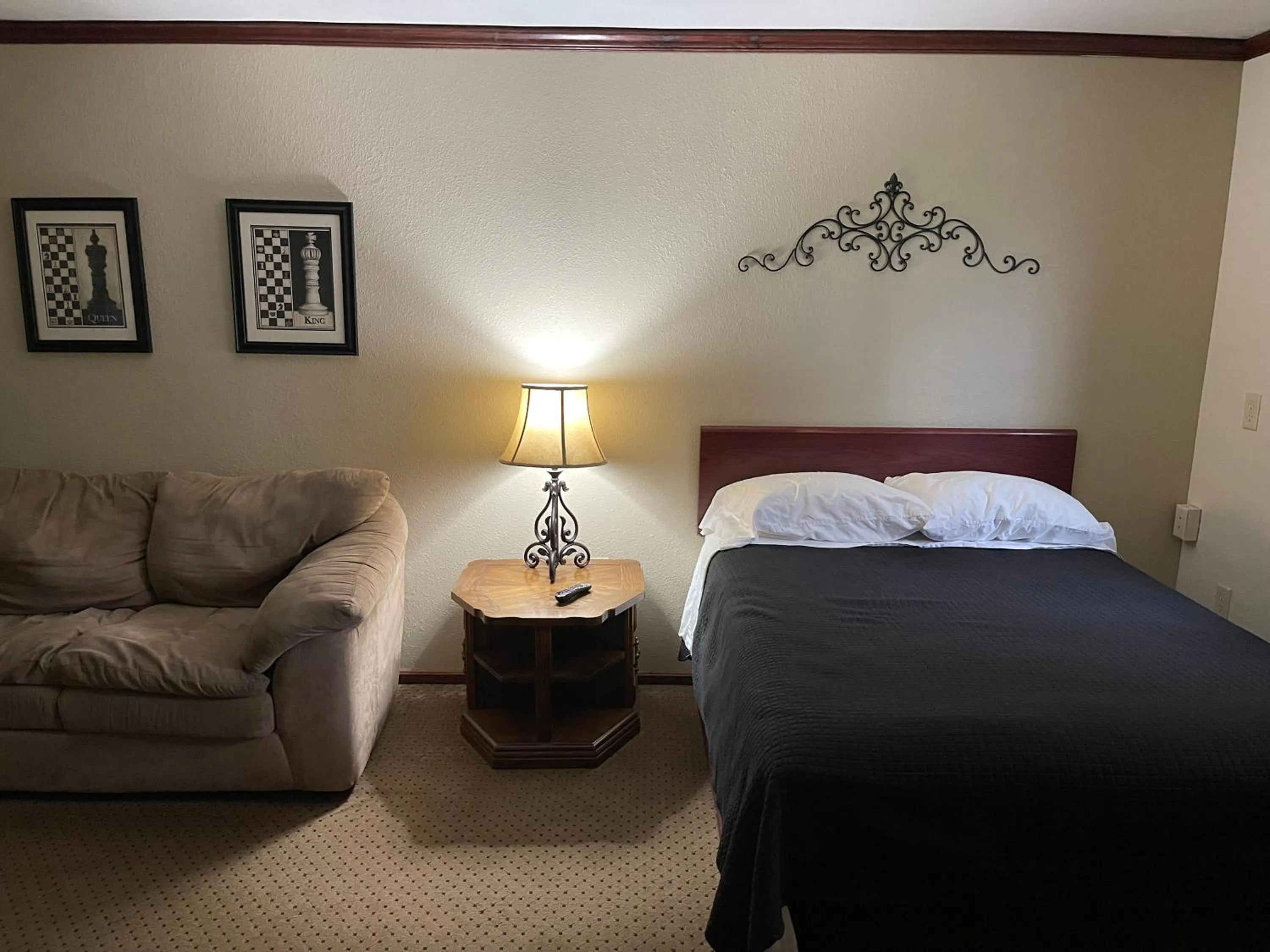 Bed in Highland Court Motel