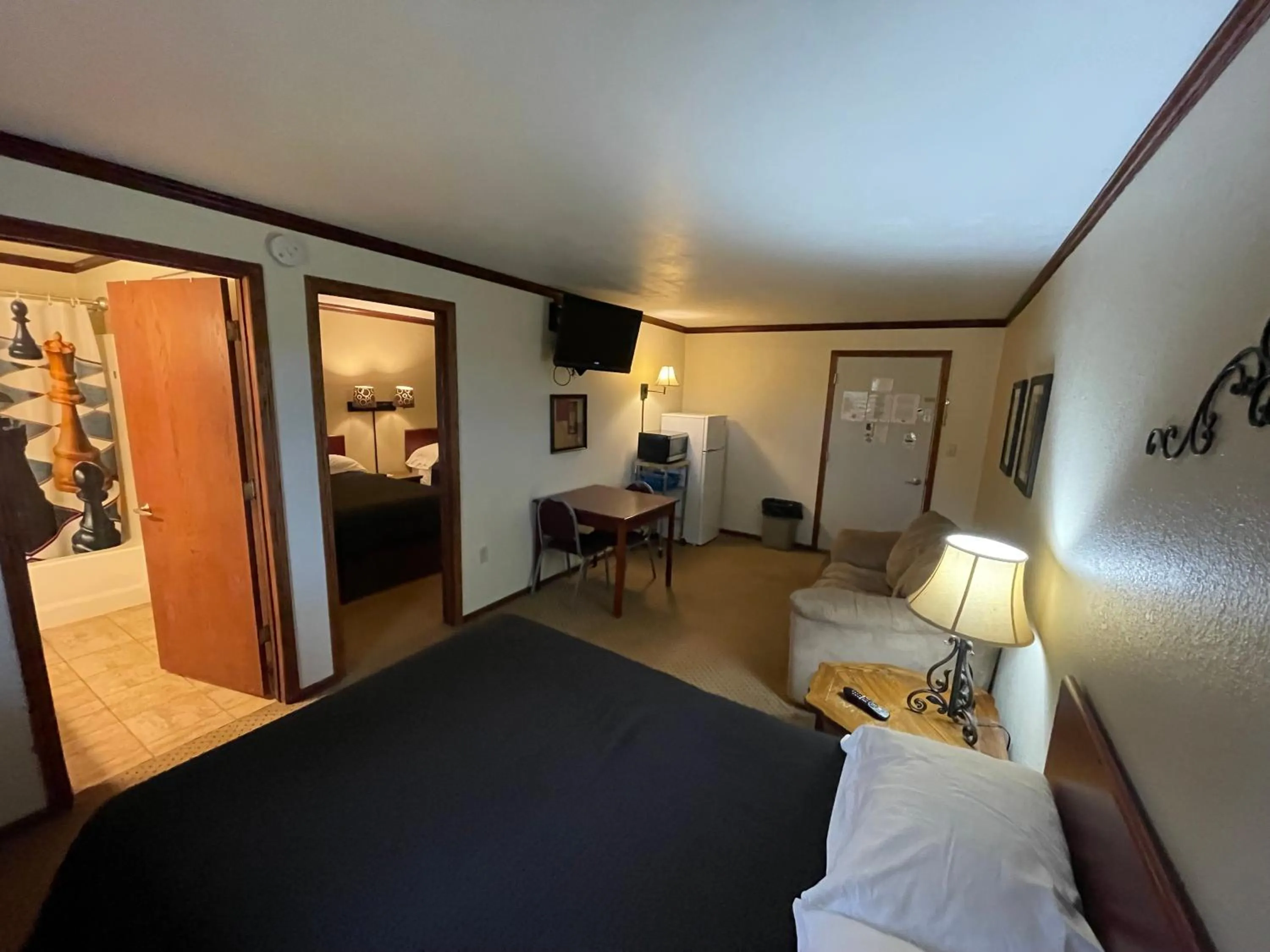 Photo of the whole room in Highland Court Motel