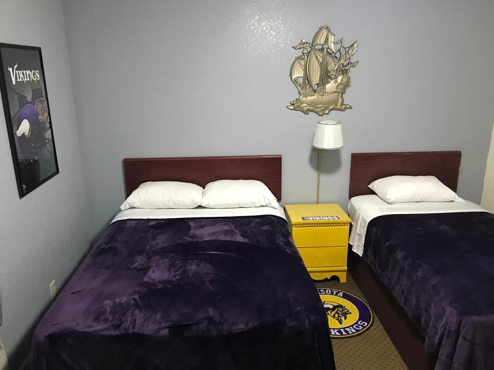 Bed in Highland Court Motel