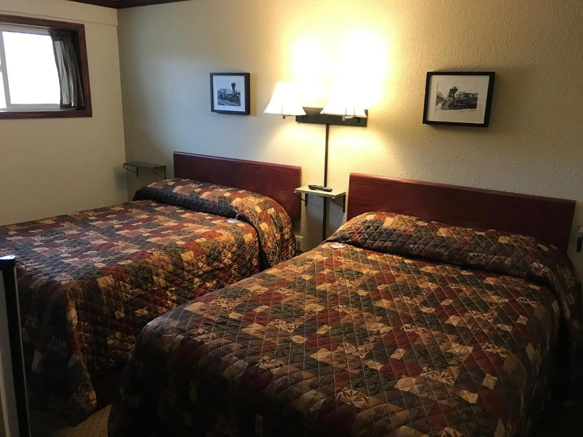 Bed in Highland Court Motel