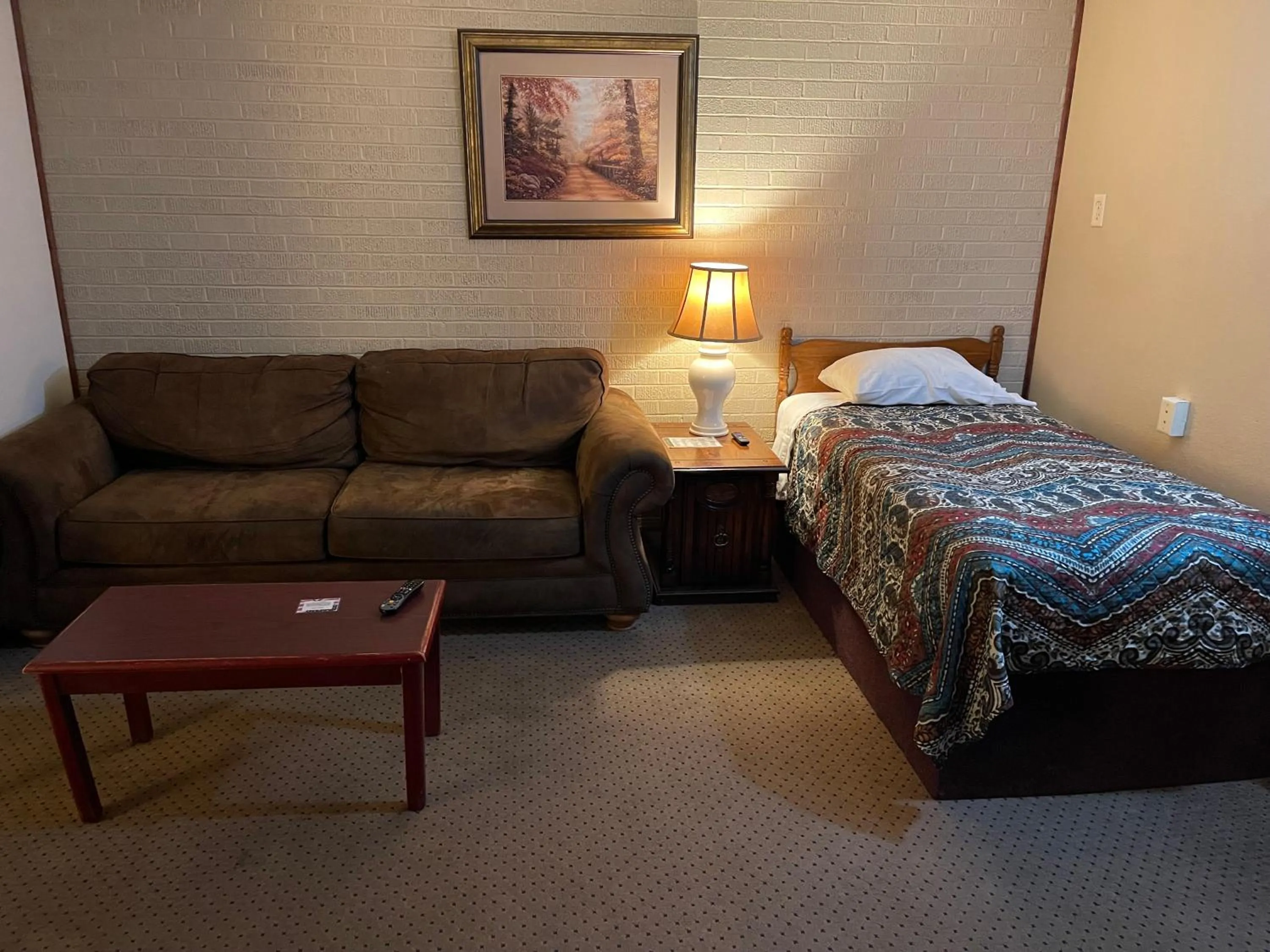 Bed in Highland Court Motel