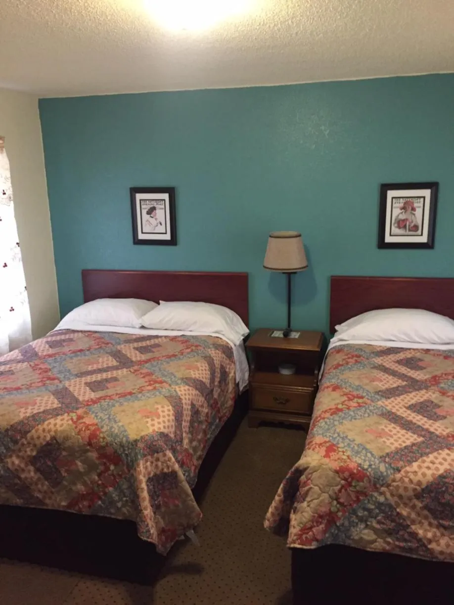 Bed in Highland Court Motel