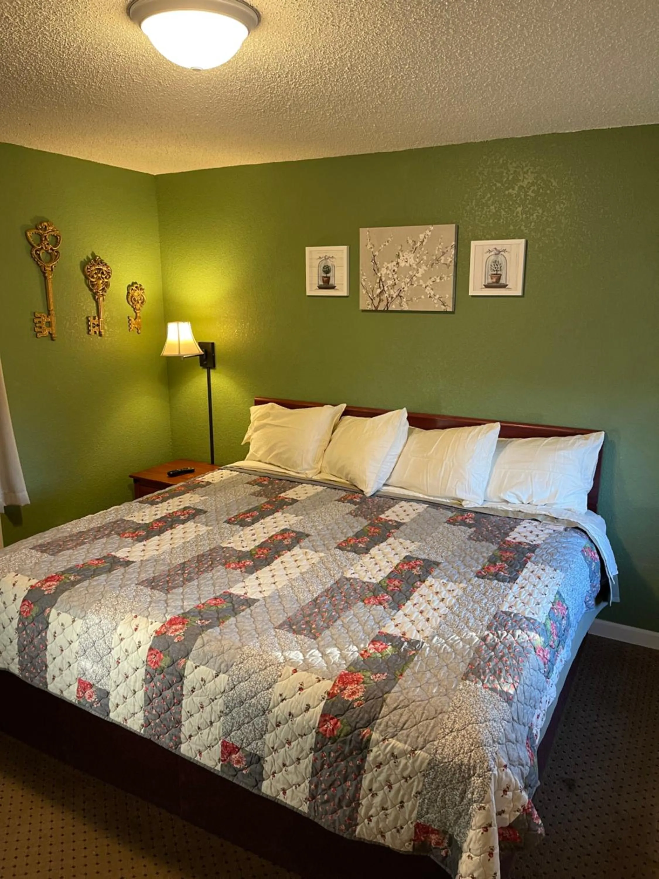 Bed in Highland Court Motel