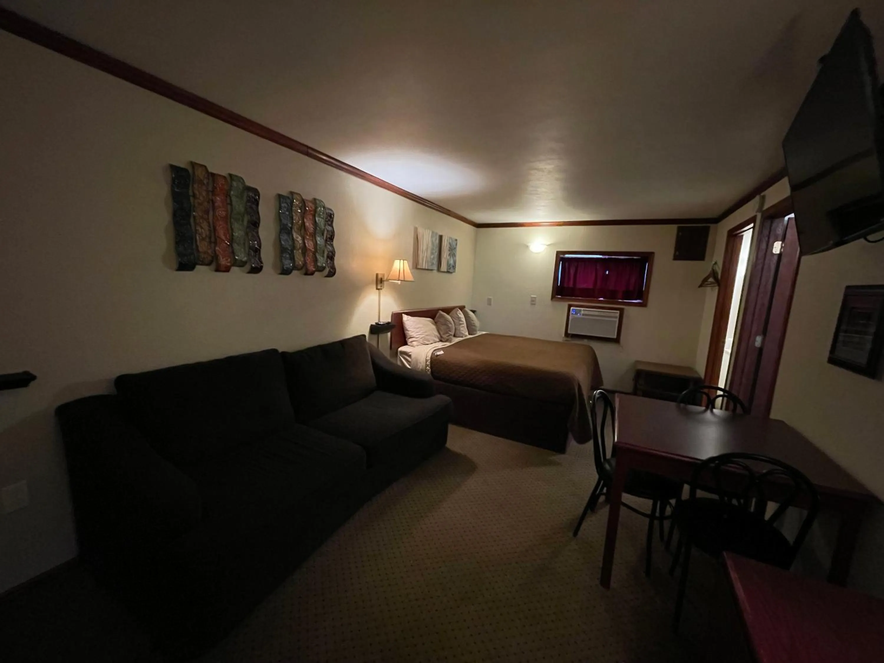 Photo of the whole room in Highland Court Motel