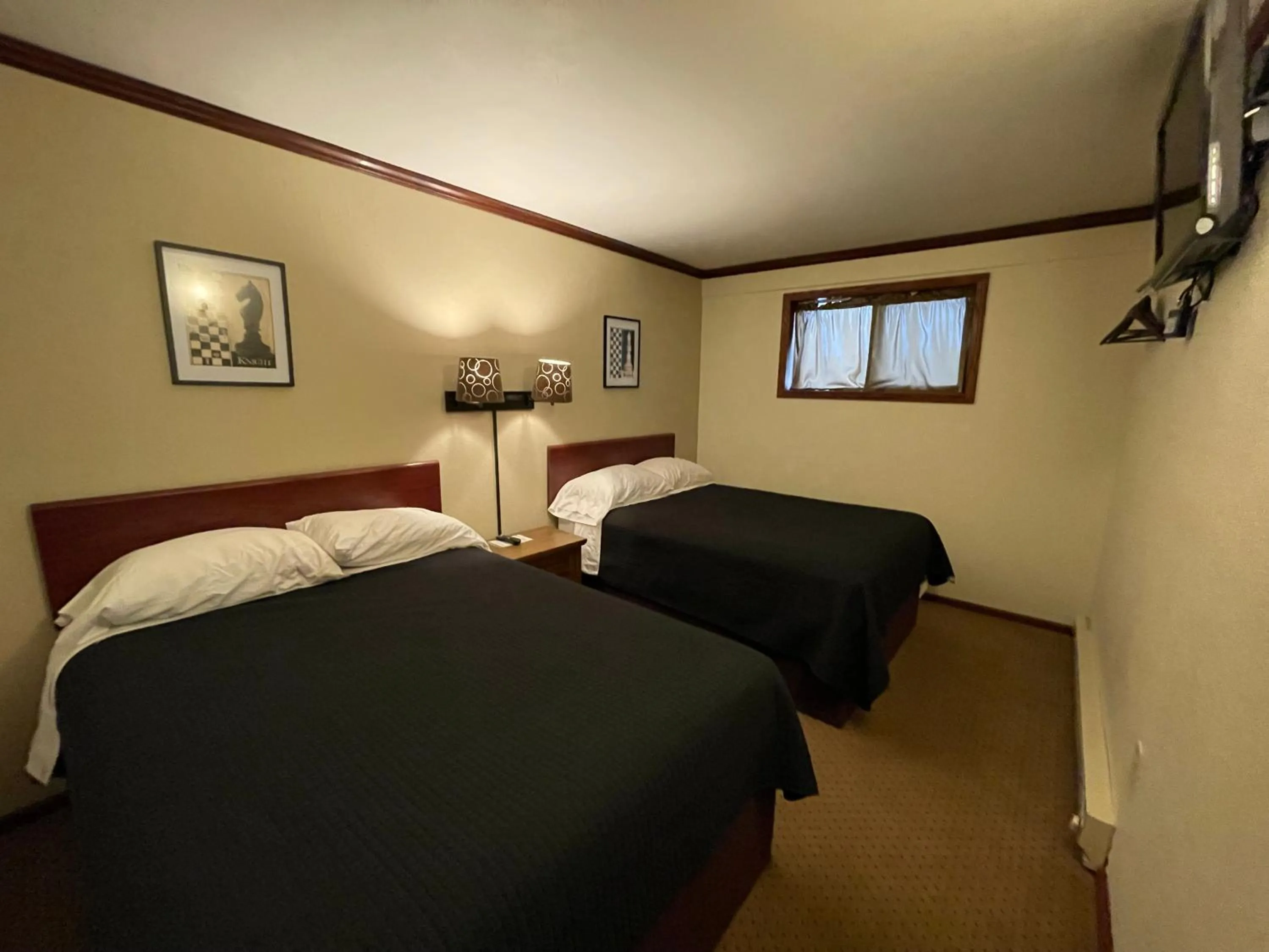 Bed in Highland Court Motel