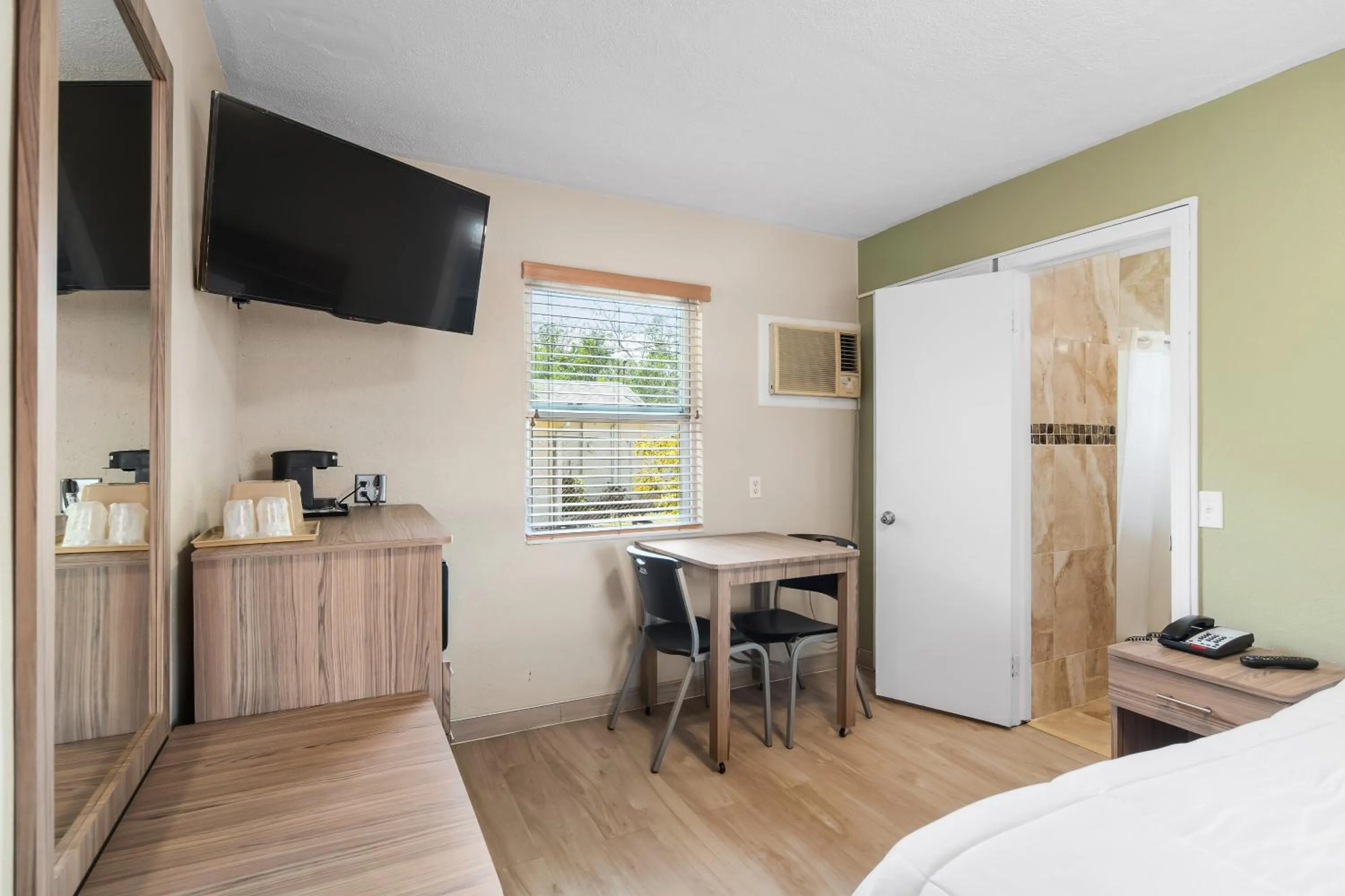 TV and multimedia, Bed in Tamiami Motel