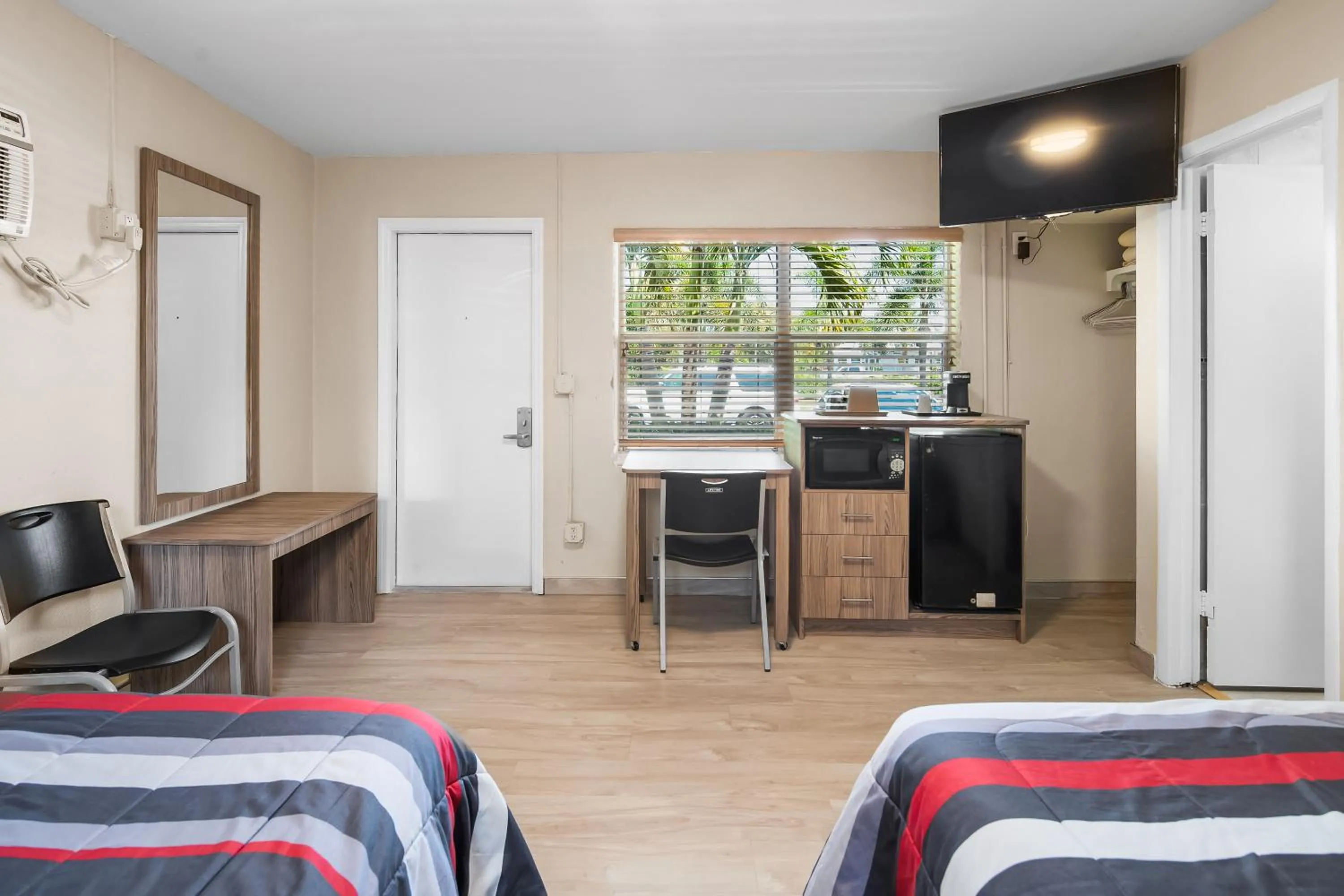 Living room, Bed in Tamiami Motel