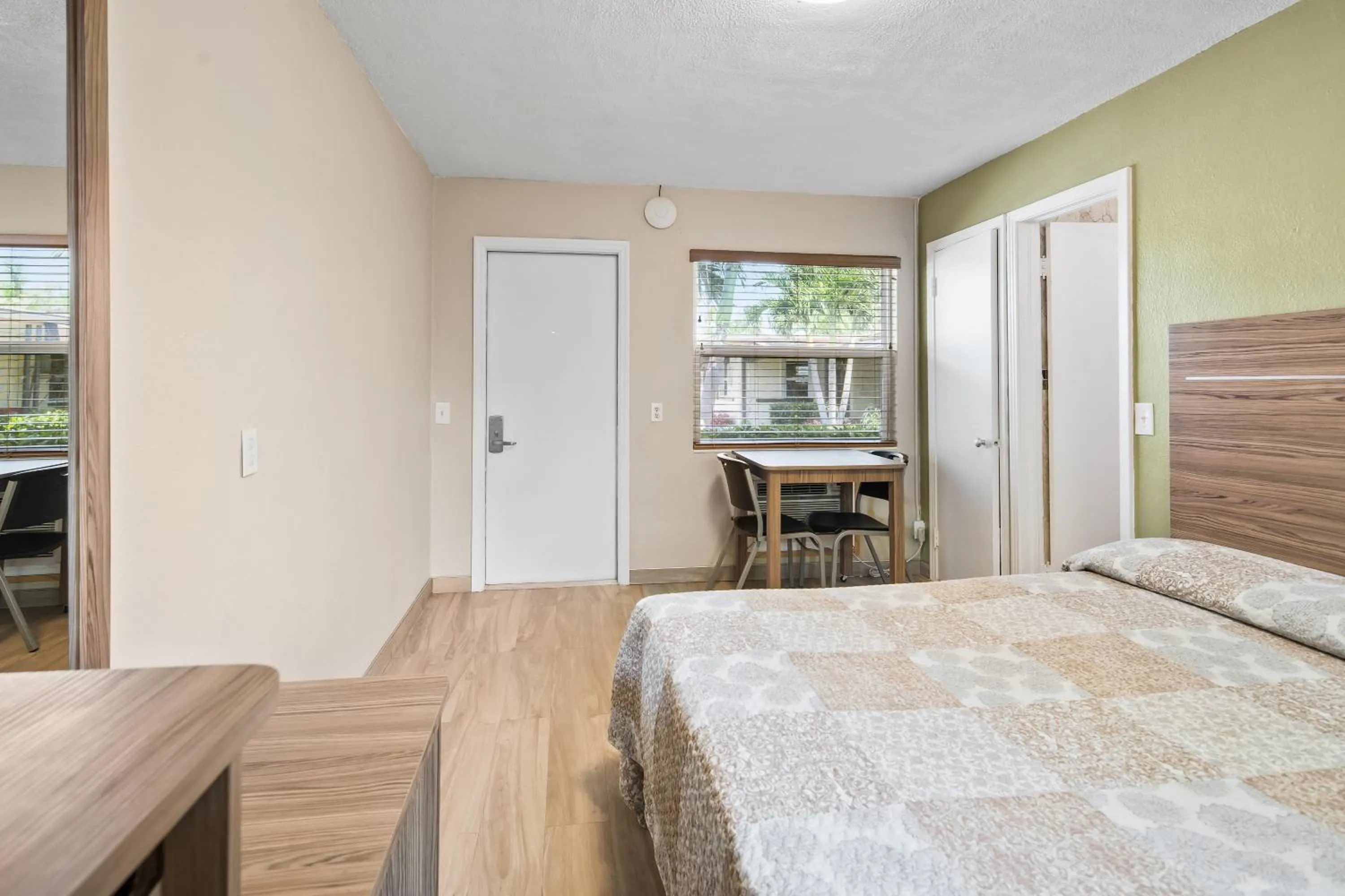 Photo of the whole room, Bed in Tamiami Motel